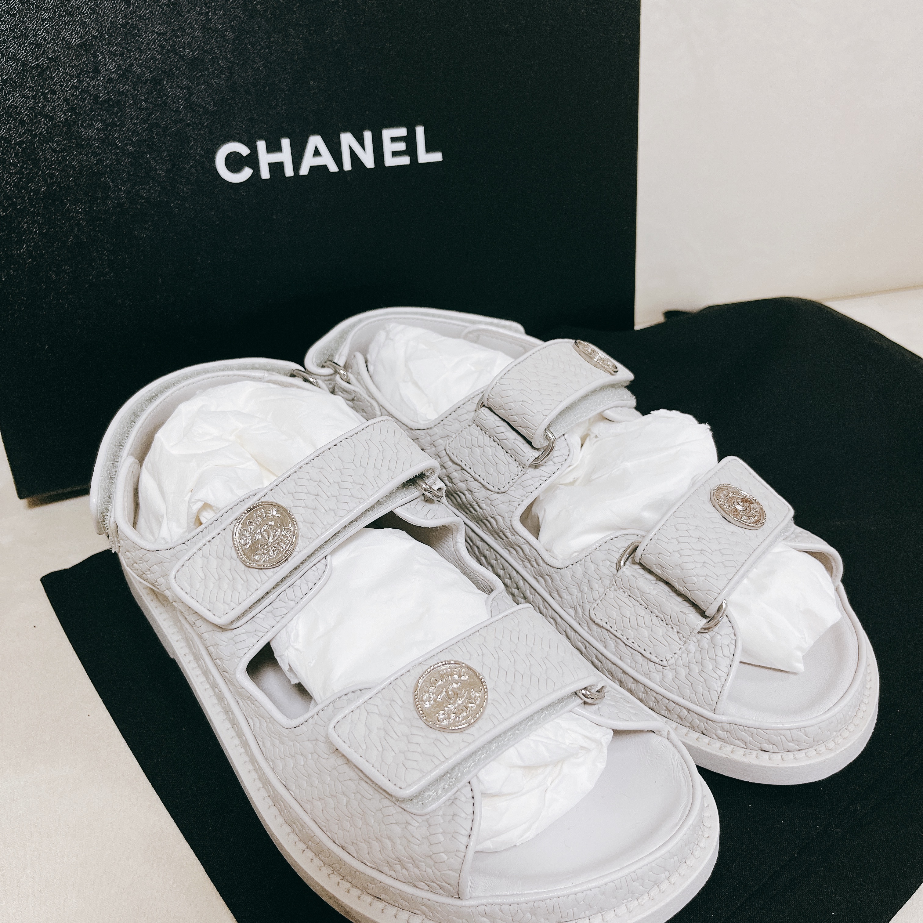 (W) Chanel Sandals Printed Calfskin & Light Grey 착용 스타일 - 2