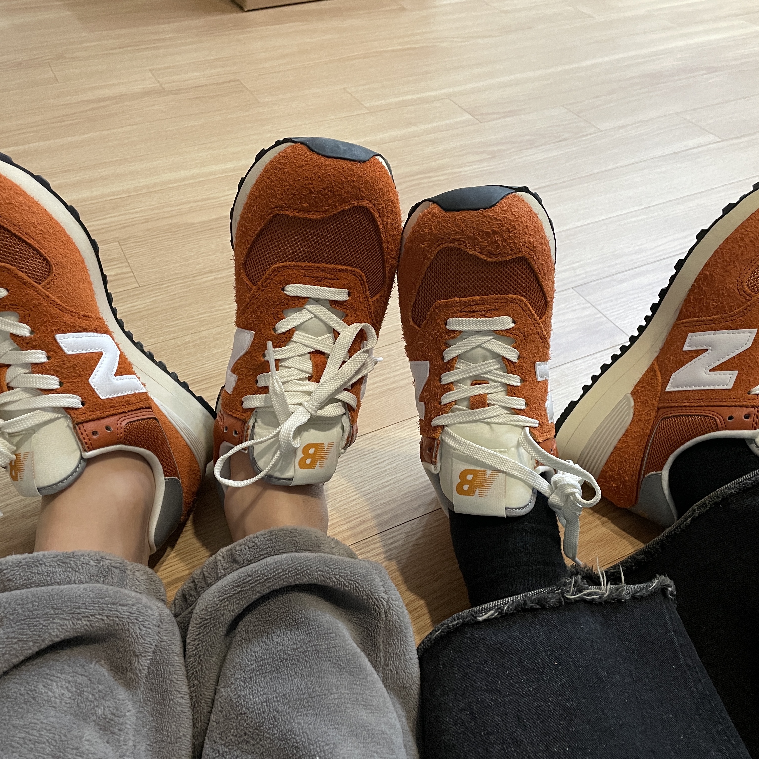New Balance 574 Heritage Orange Burst White 착용 스타일