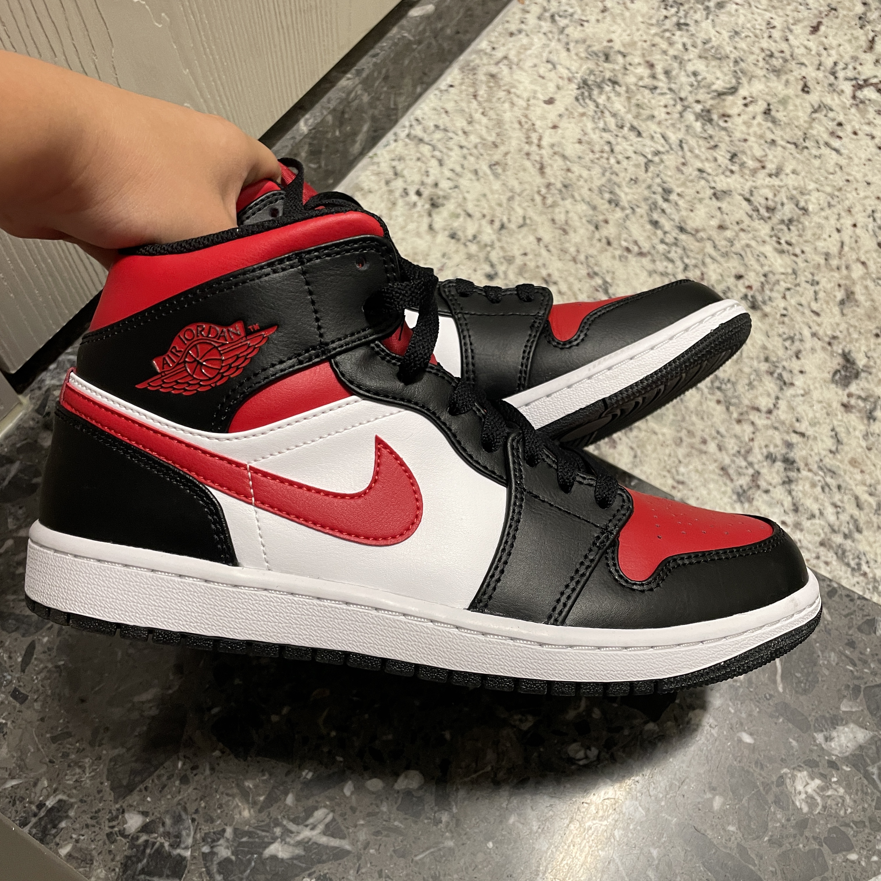 Jordan 1 Low SE Black White Onyx, Jordan 1 Mid Black Fire Red 착용 스타일 - 2