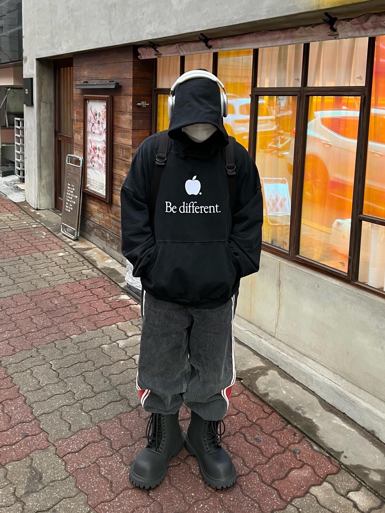 Apple AirPods Max Lightning Silver (Korean Ver.), Balenciaga XL Army Boots Full Eva Black 착용 스타일 - 1