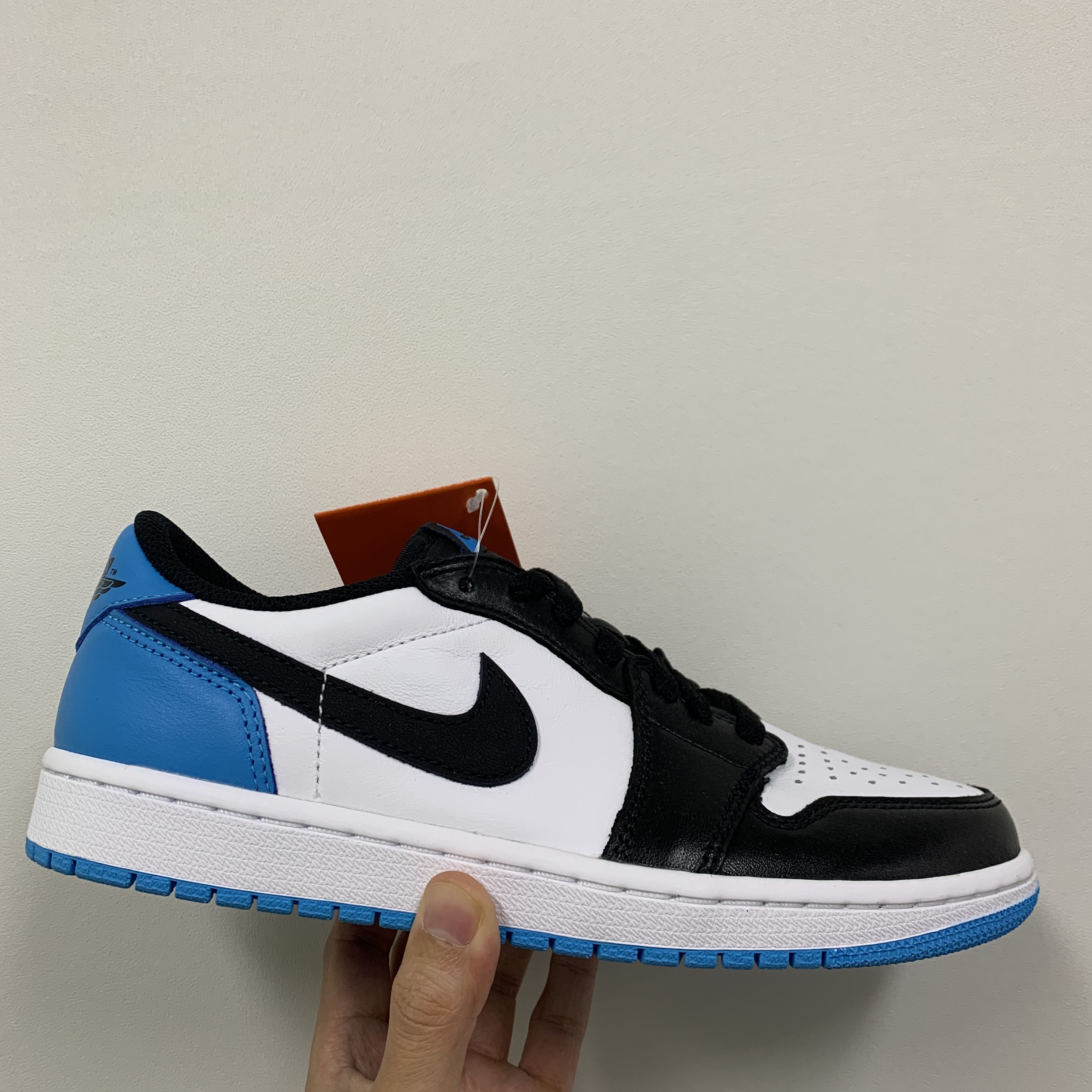 Jordan 1 Retro High Obsidian UNC, Jordan 1 Retro Low OG Black and Dark Powder Blue 착용 스타일 - 2