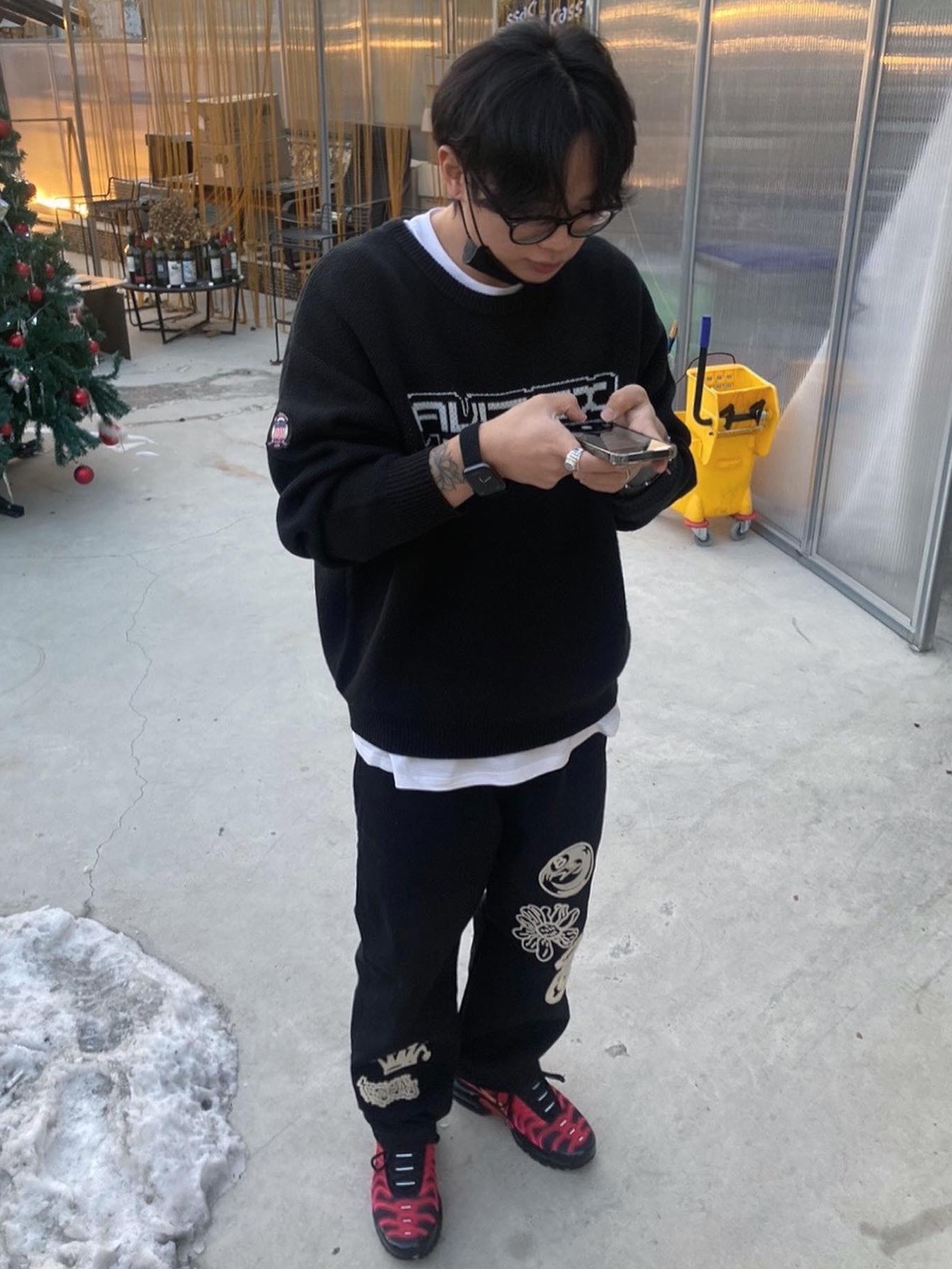 Stussy Noma Icon Beach Pants Washed Black, Nike x Supreme Air Max Plus TN Fire Pink 착용 스타일