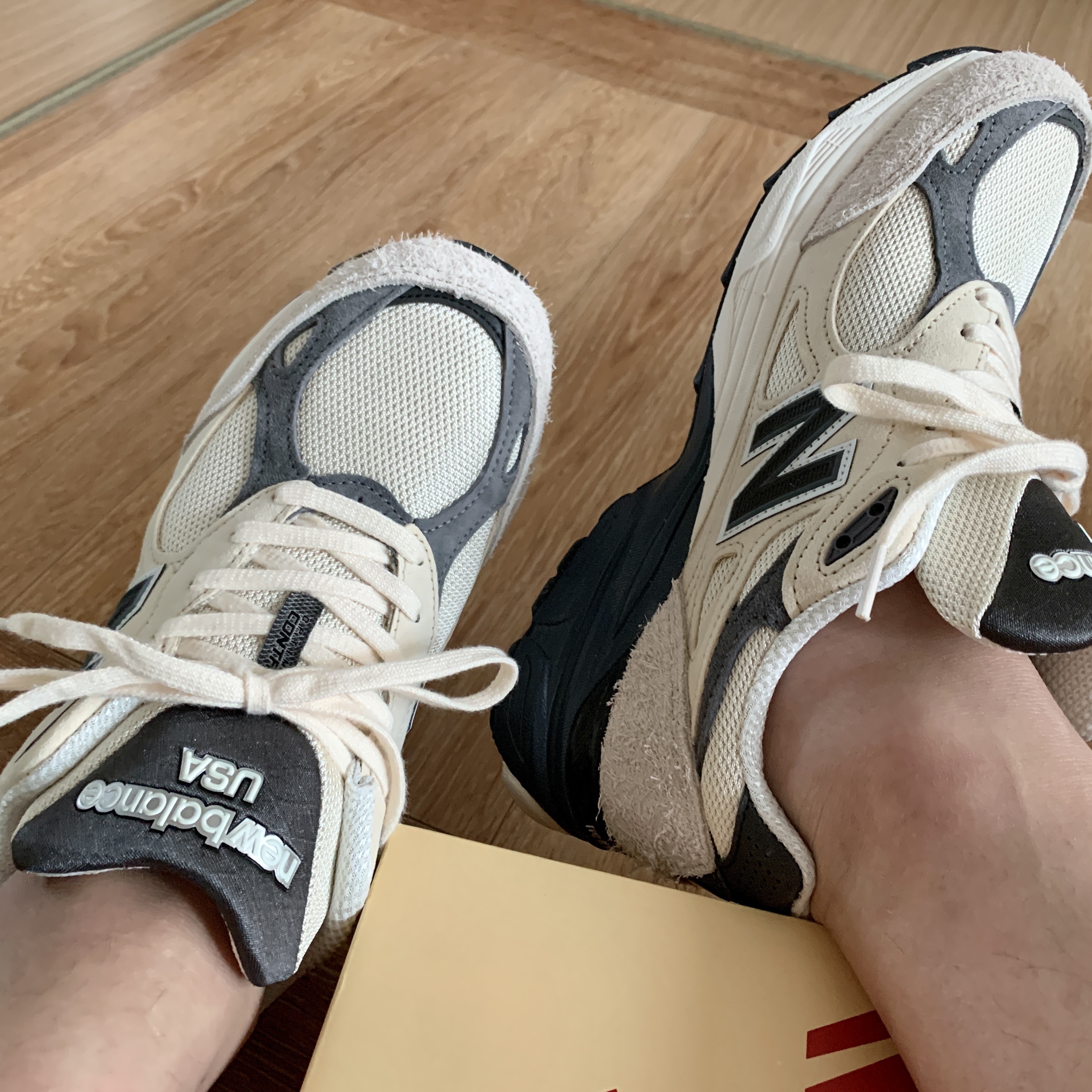 New Balance 990v3 Made in USA Moonbeam Macadamia Nut 착용 스타일