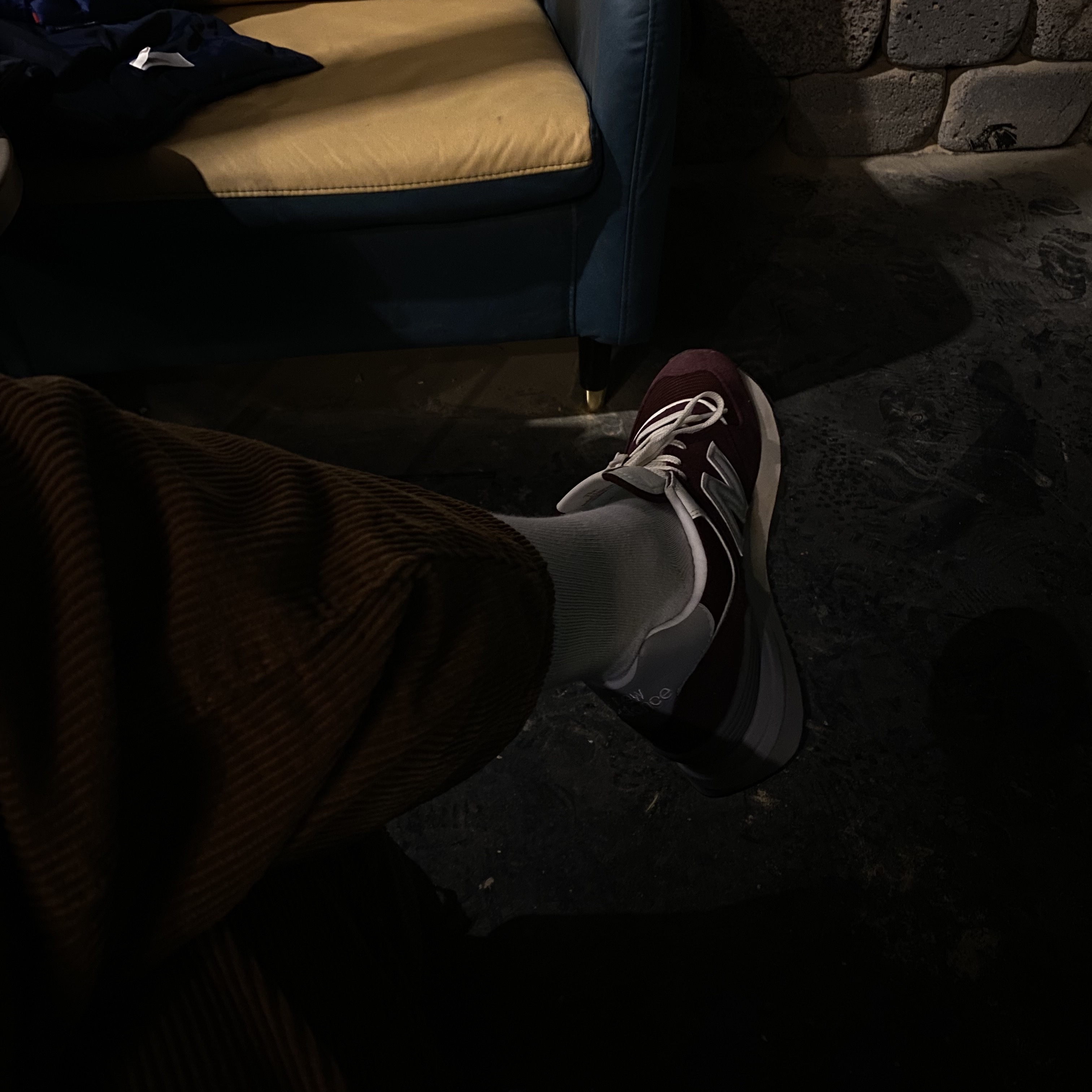 New Balance 574 Legacy Burgundy 착용 스타일 - 3