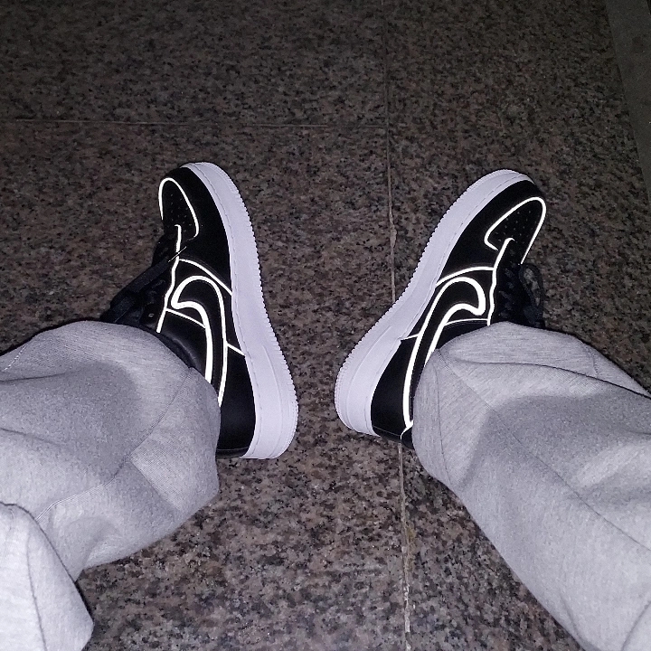Nike Air Force 1 '07 LV8 Black White 착용 스타일 - 2