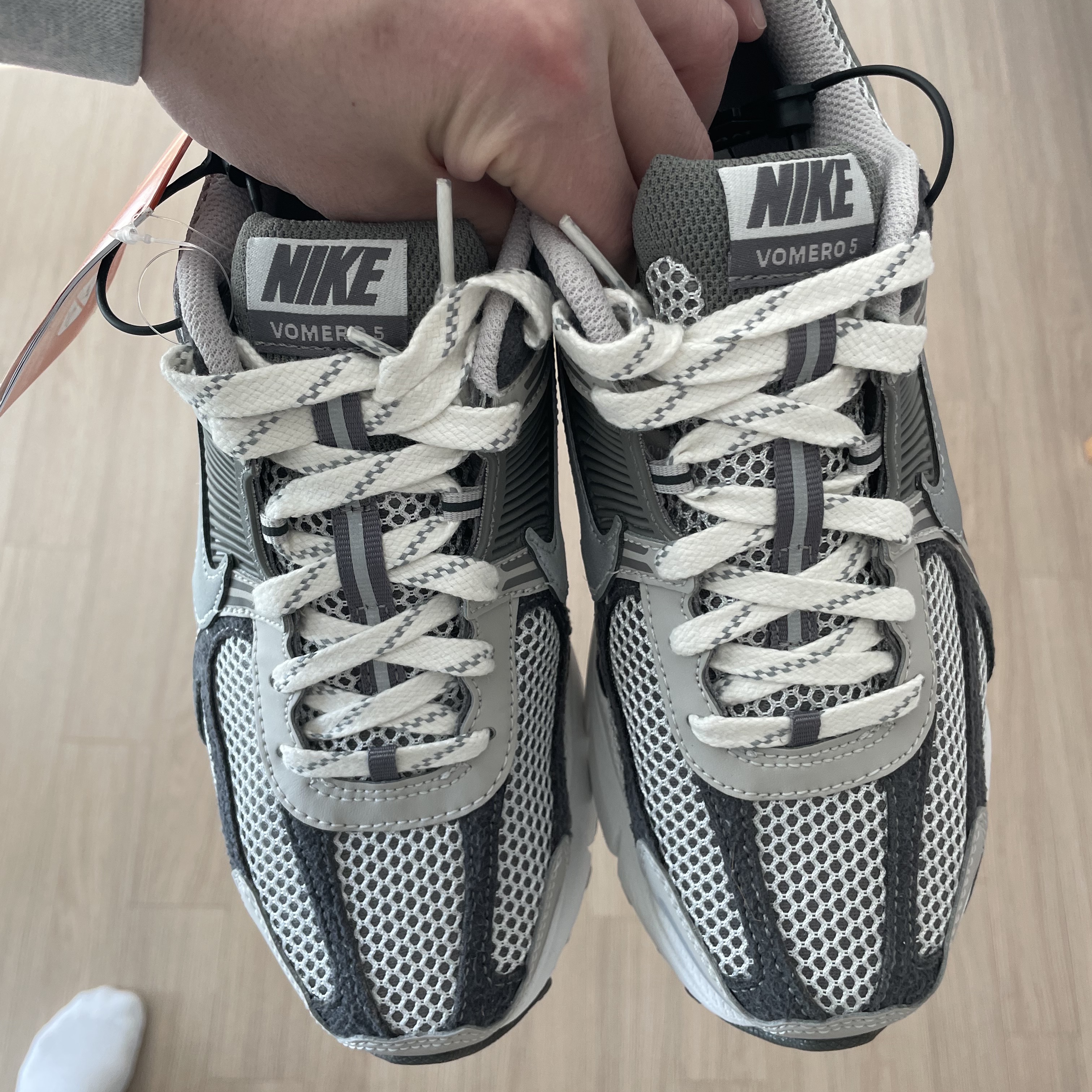 Nike Zoom Vomero 5 PRM Light Iron Ore and Flat Fewter 착용 스타일 - 2