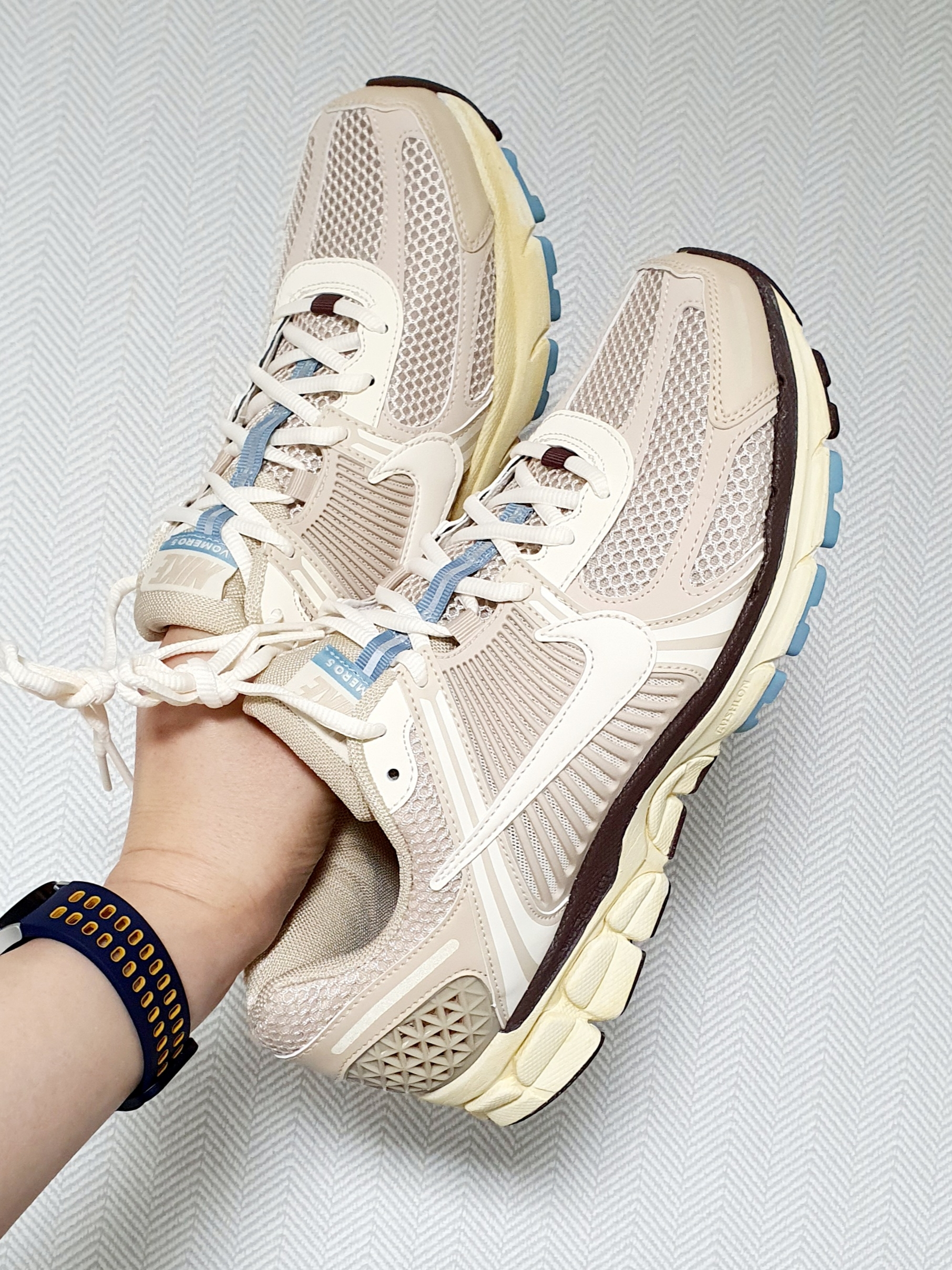 (W) Nike Zoom Vomero 5 Oatmeal 착용 스타일