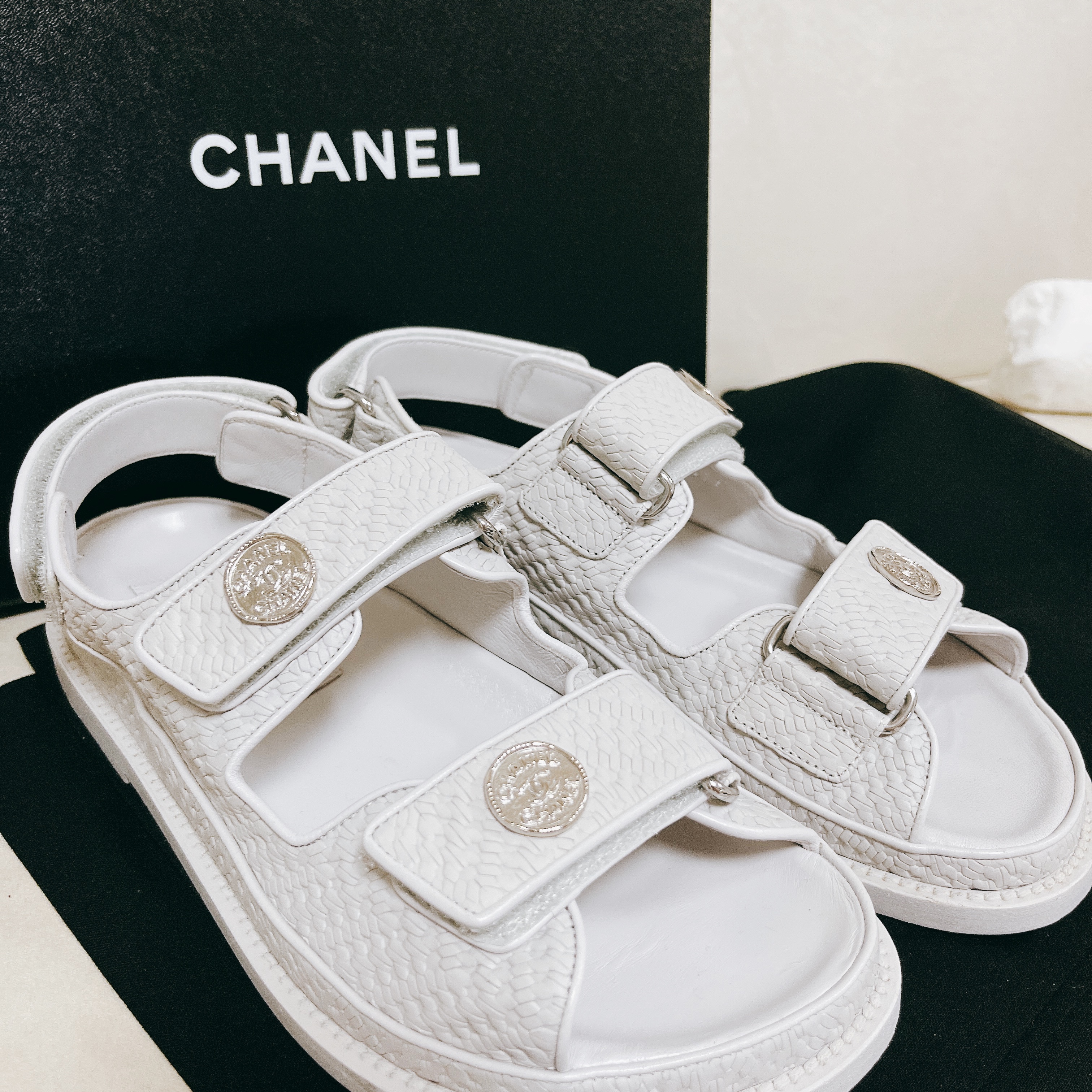 (W) Chanel Sandals Printed Calfskin & Light Grey 착용 스타일 - 3