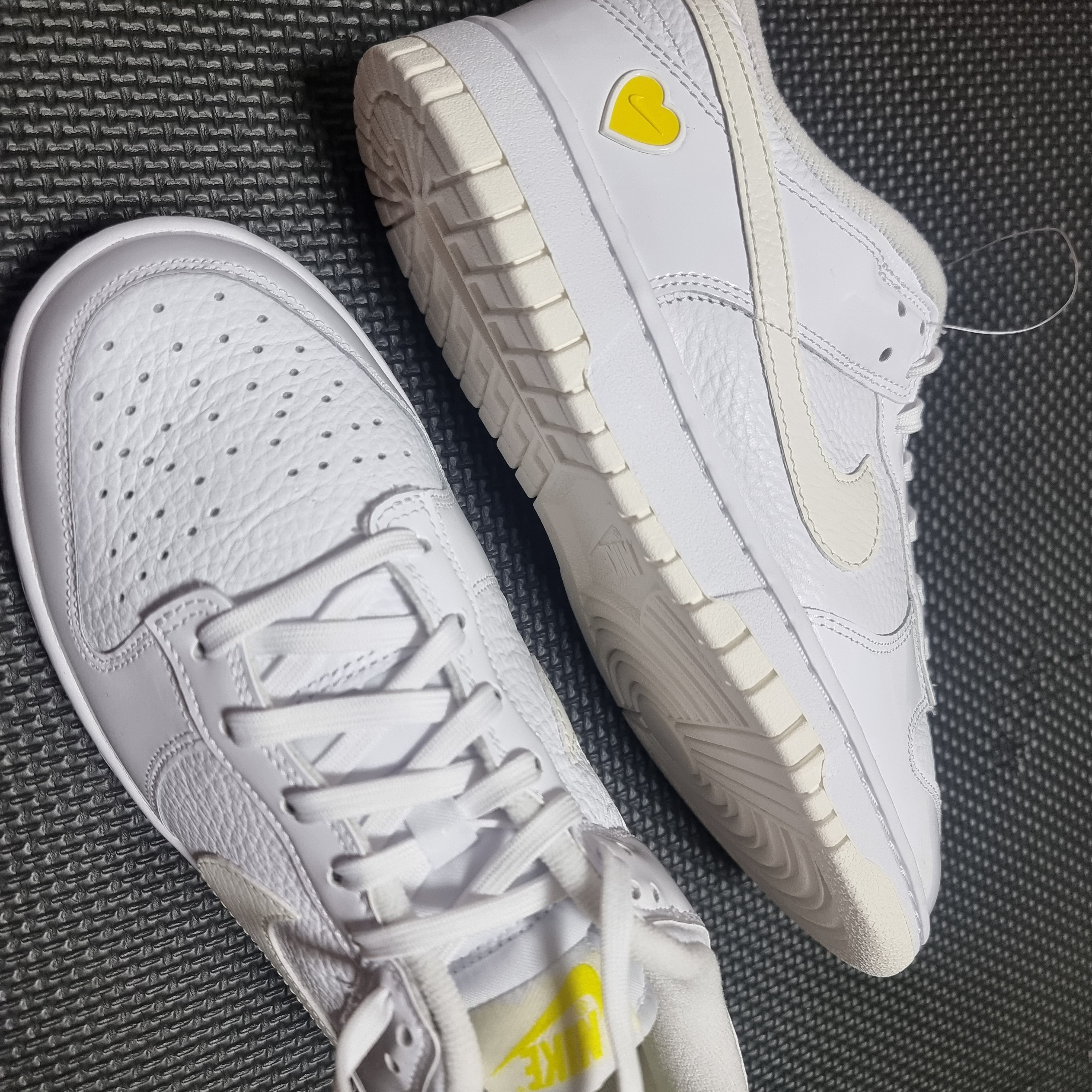 (W) Nike Dunk Low Valentine's Day White Optic Yellow 착용 스타일 - 2