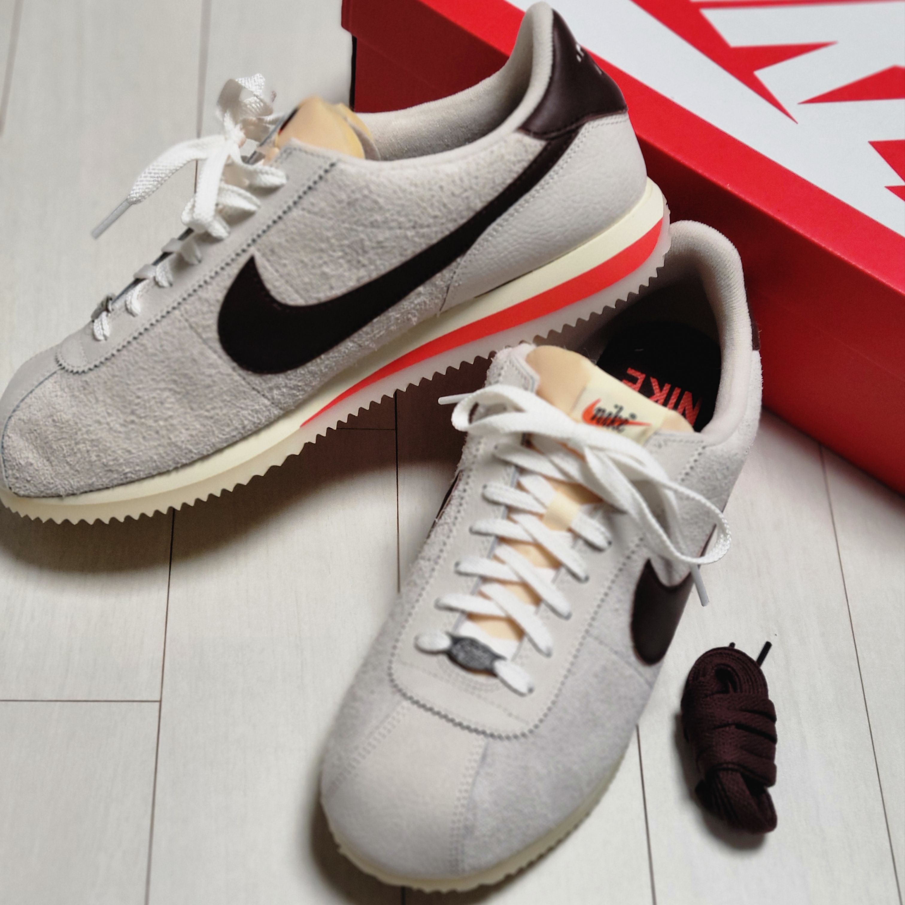 (W) Nike Cortez 23 Orewood Brown and Earth 착용 스타일 - 2