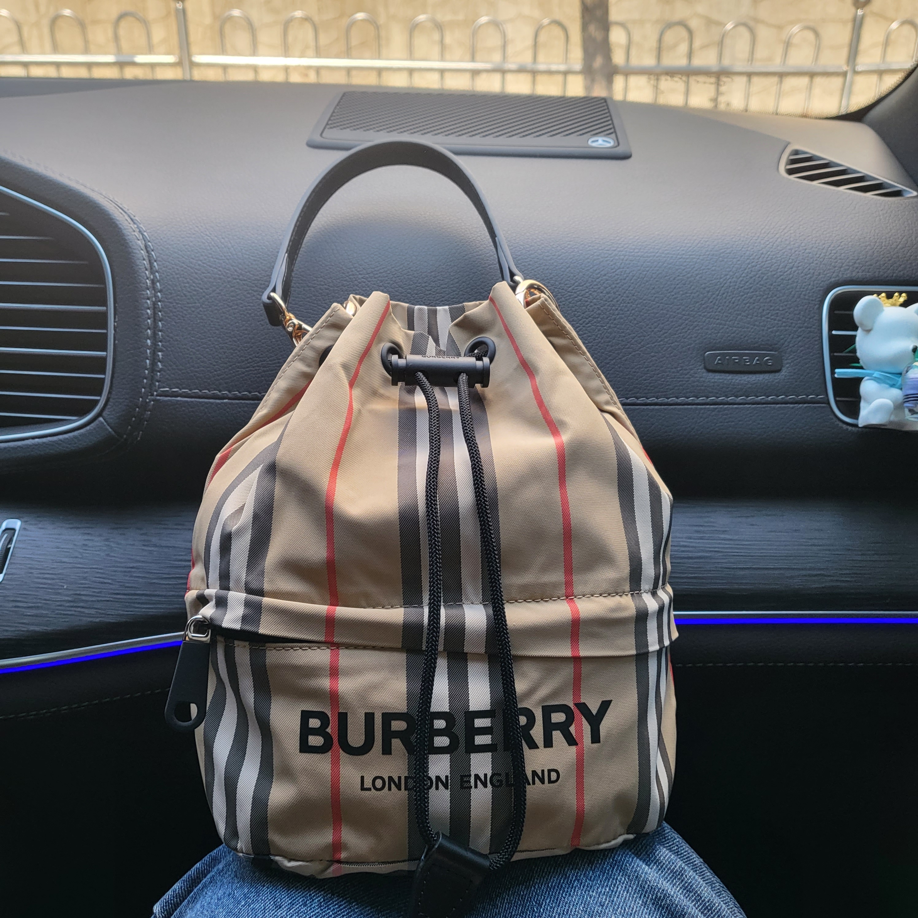 Burberry Icon Stripe Econyl Drawcord Pouch Archive Beige 착용 스타일