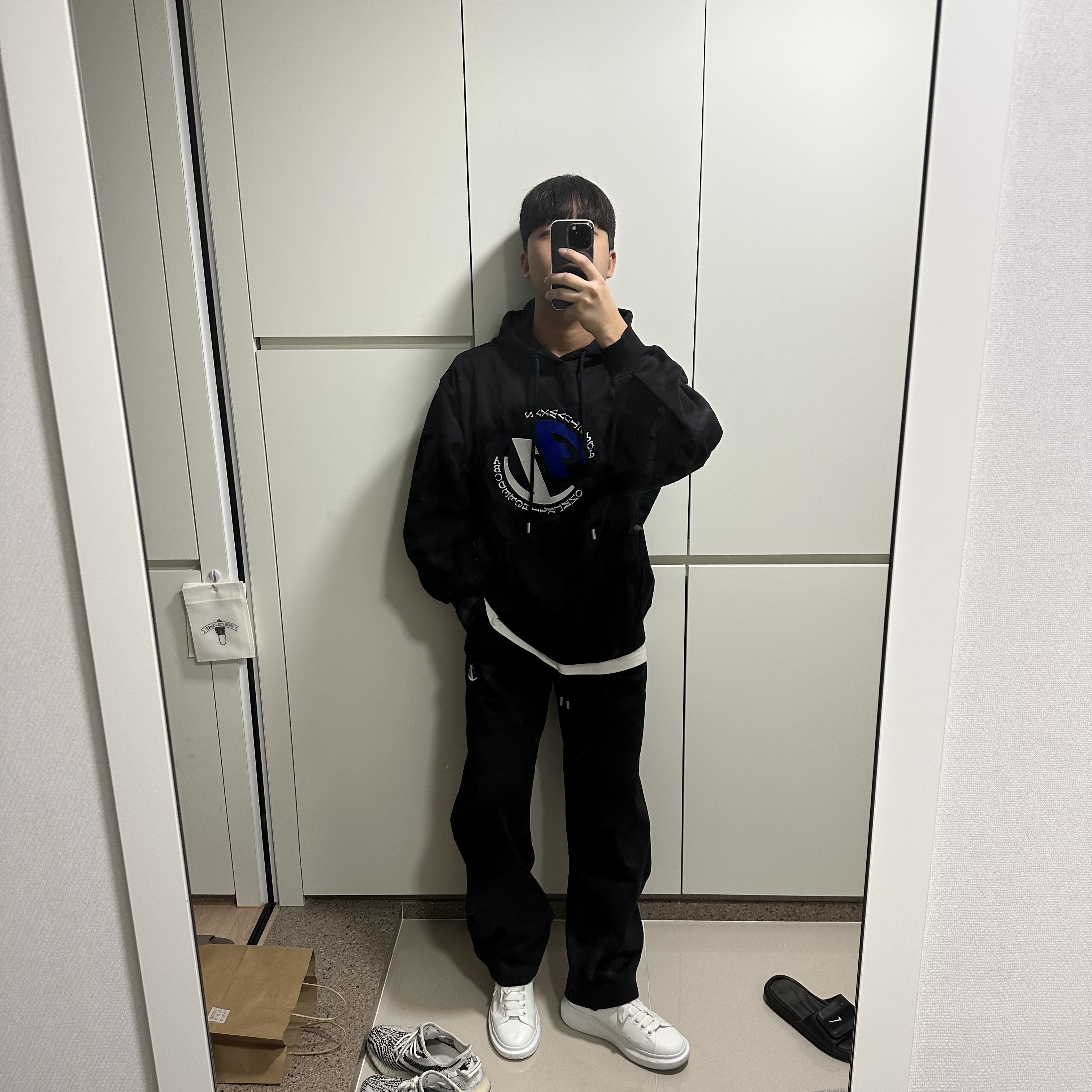 Zara x Ader Error Embroidery Hooded Sweatshirt Black, Zara x Ader Error Jogger Pants Black 착용 스타일 - 1
