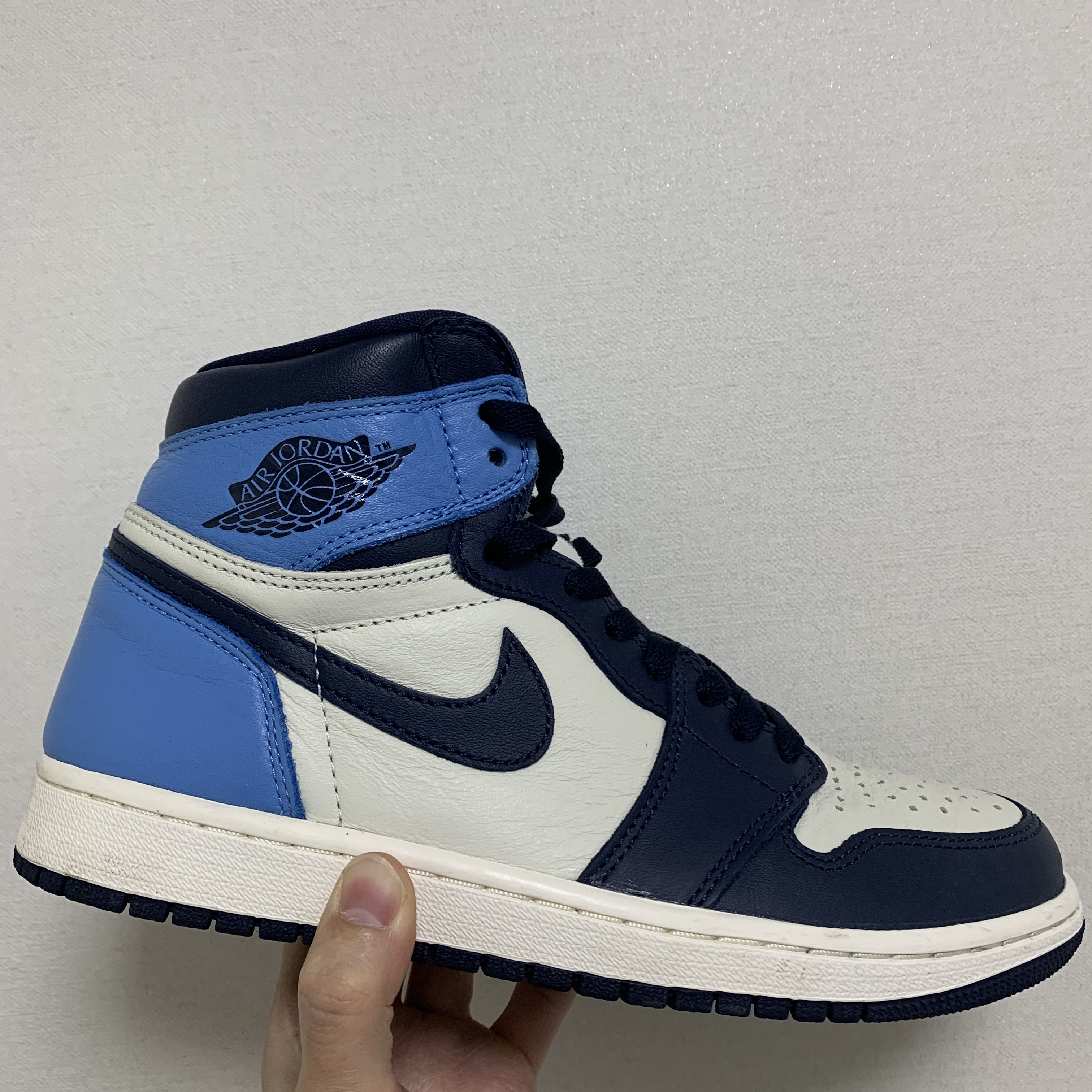 Jordan 1 Retro High Obsidian UNC, Jordan 1 Retro Low OG Black and Dark Powder Blue 착용 스타일 - 1