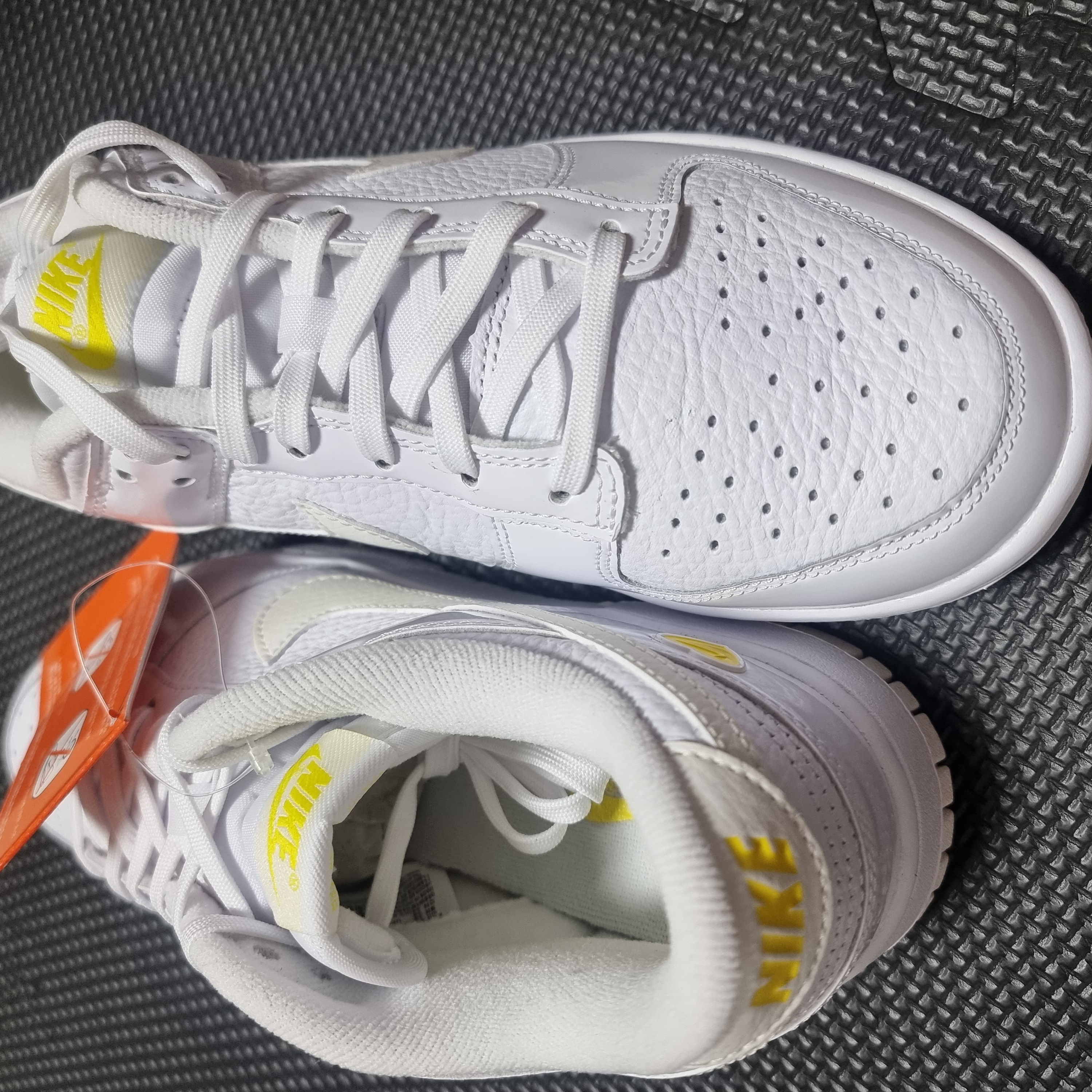 (W) Nike Dunk Low Valentine's Day White Optic Yellow 착용 스타일 - 1