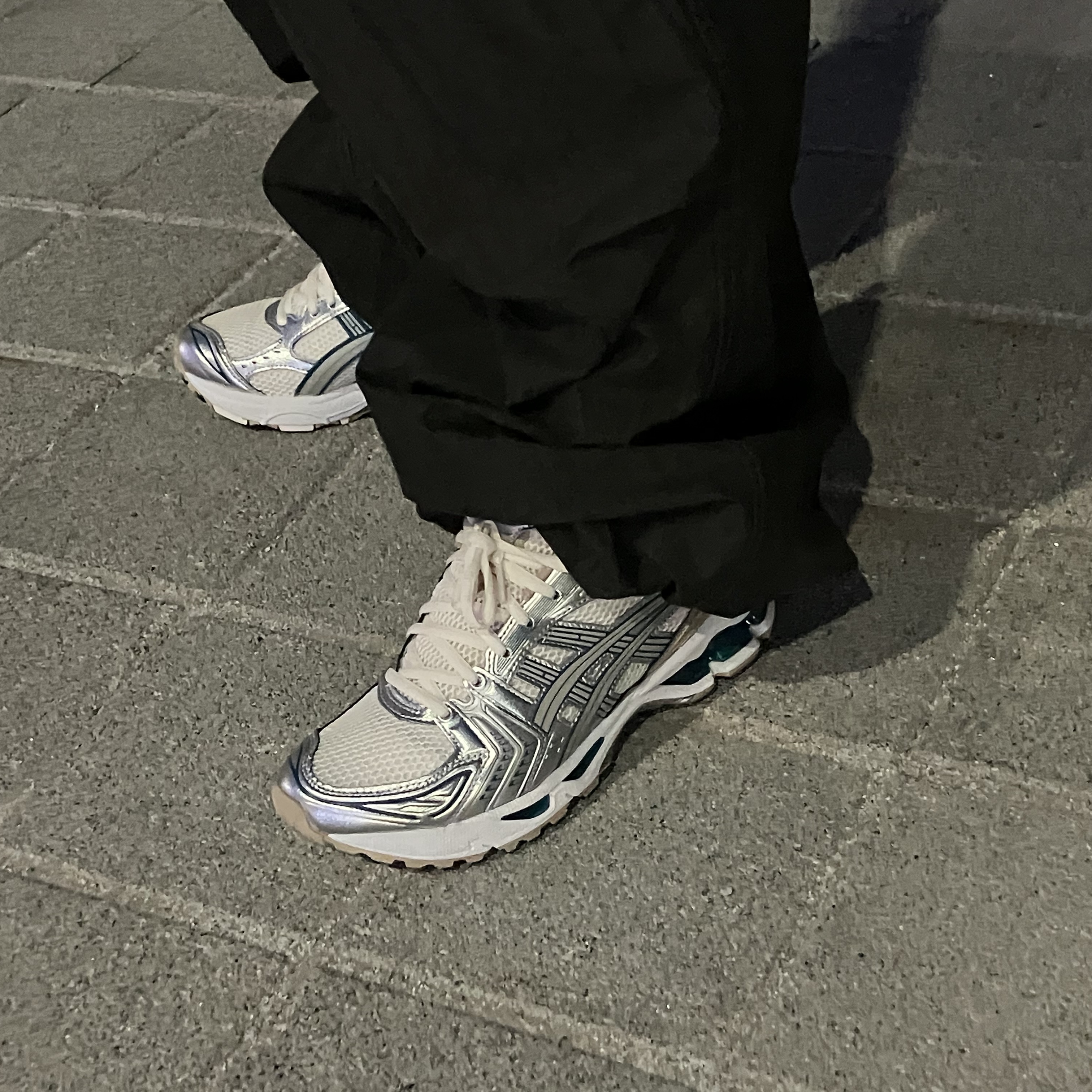 Asics Gel-Kayano 14 Cream Pure Silver 착용 스타일 - 2