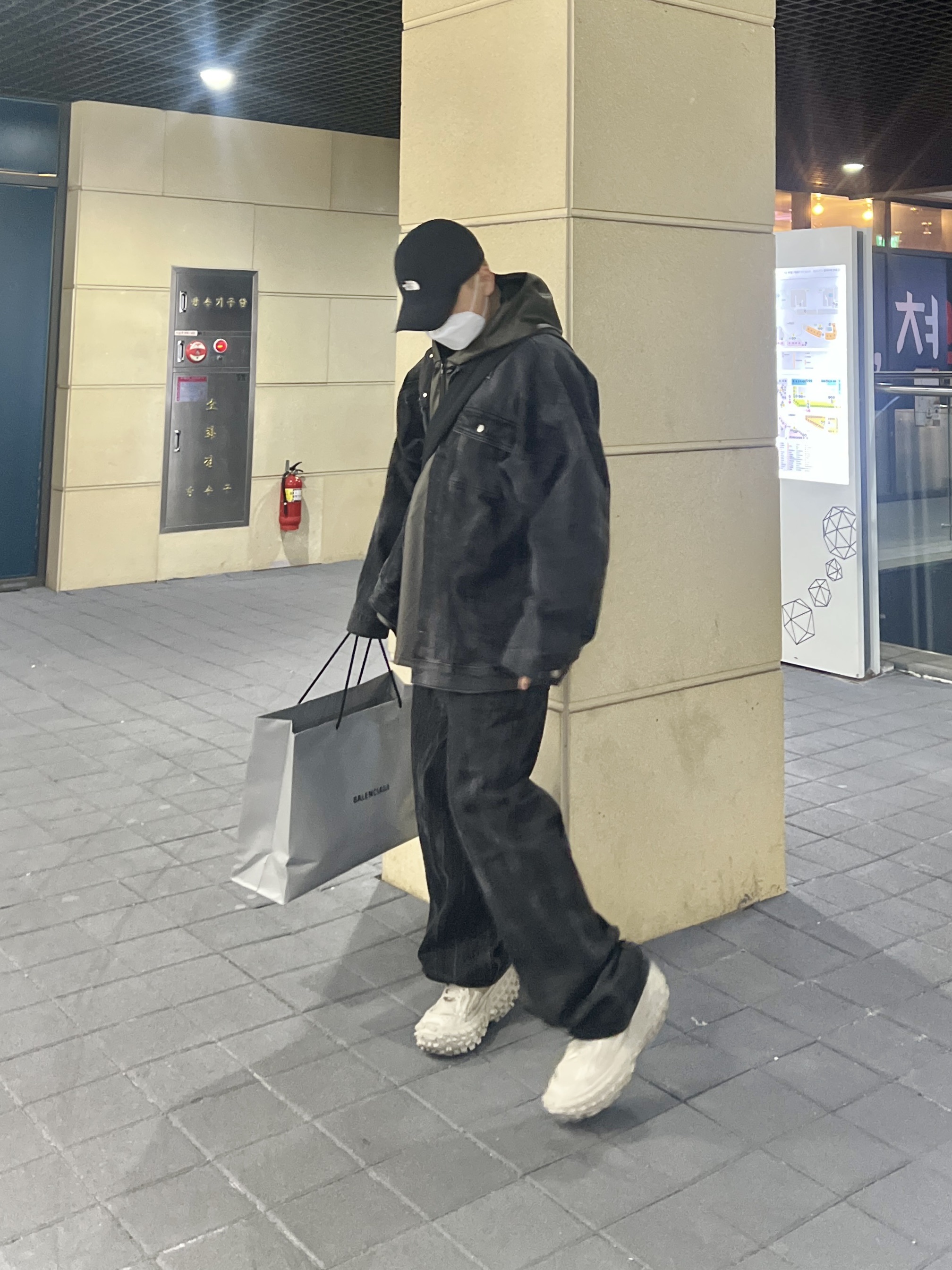 Balenciaga Defender Sneakers Beige 착용 스타일 - 2