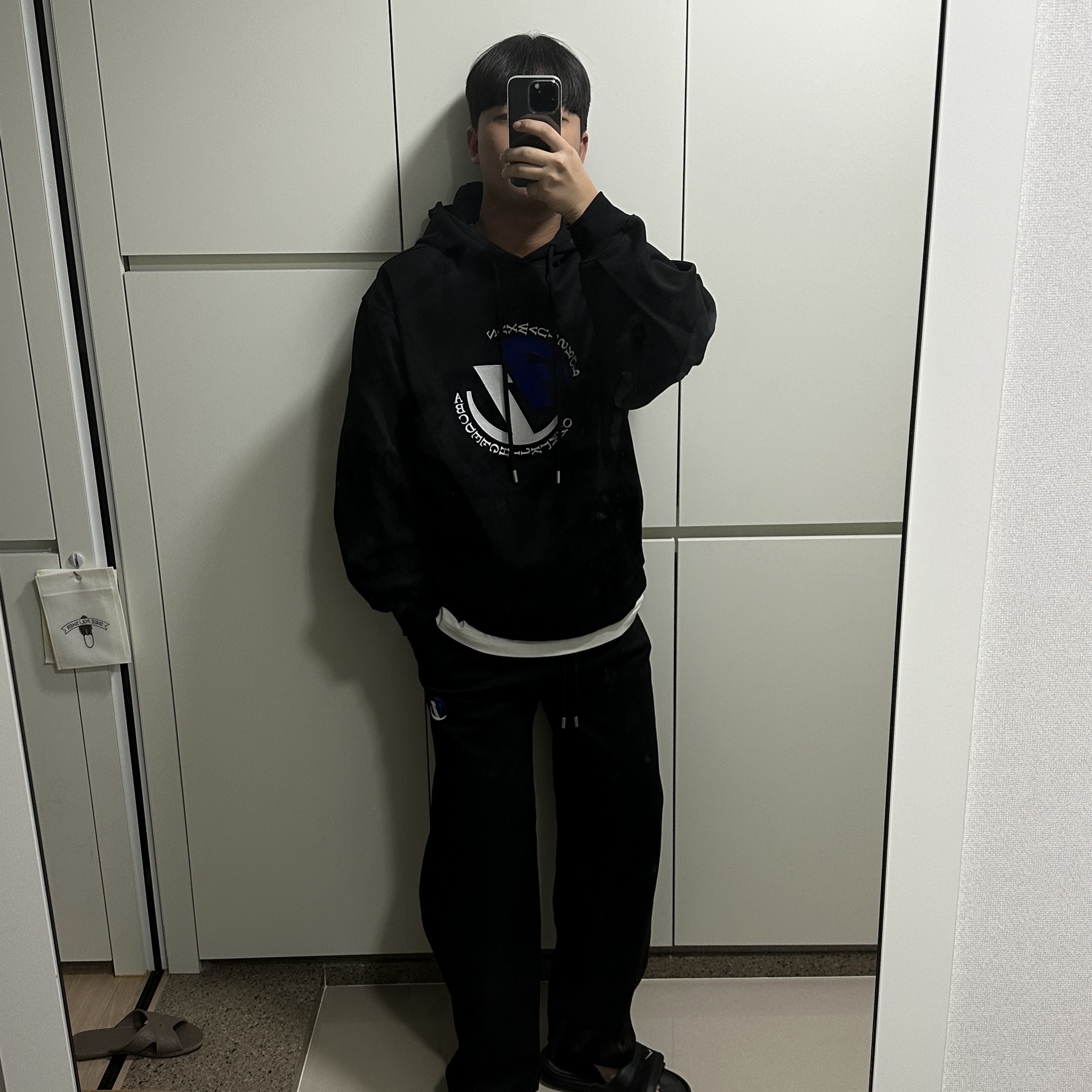 Zara x Ader Error Embroidery Hooded Sweatshirt Black, Zara x Ader Error Jogger Pants Black 착용 스타일 - 2