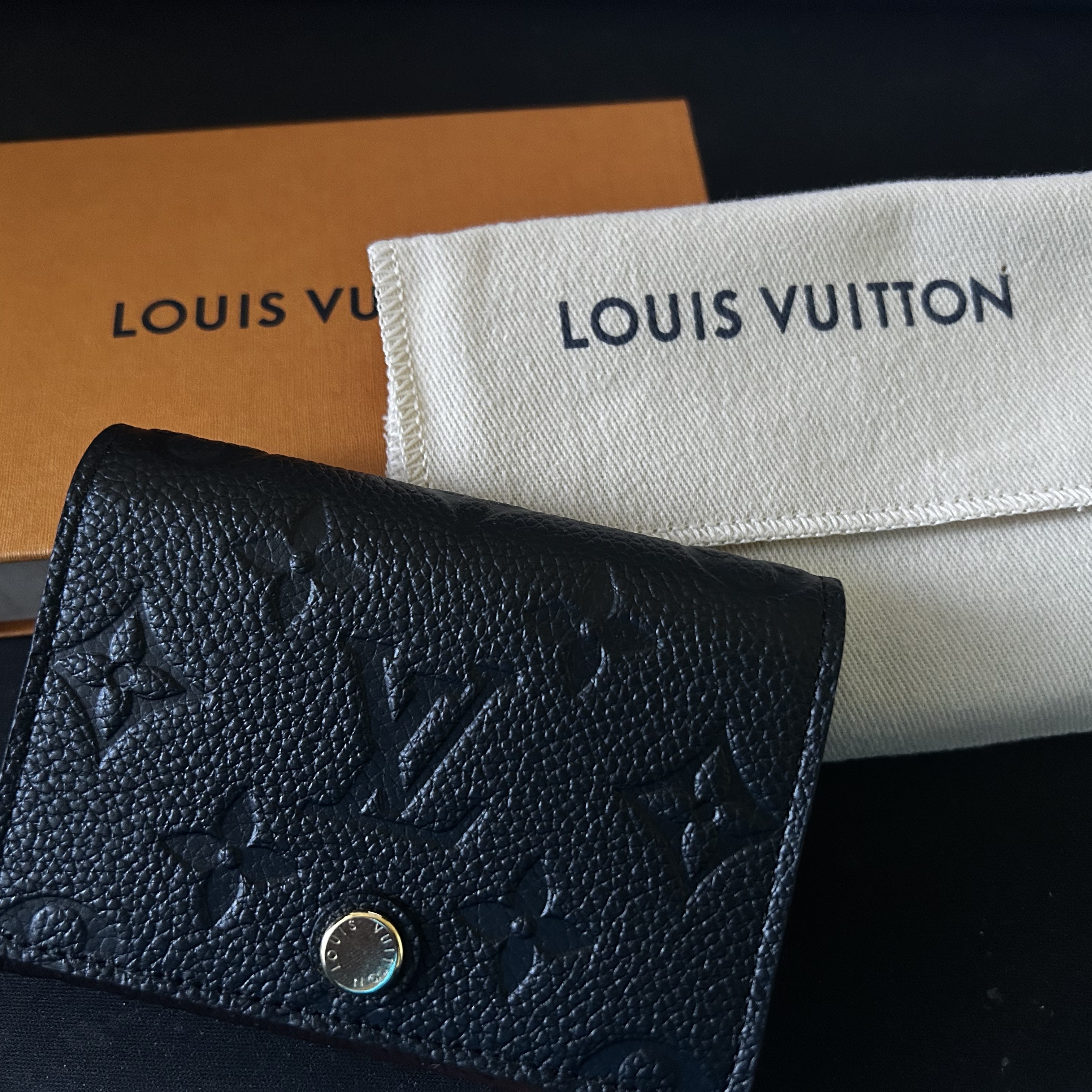 Louis Vuitton Business Card Holder Monogram Embossed Leather Black 착용 스타일