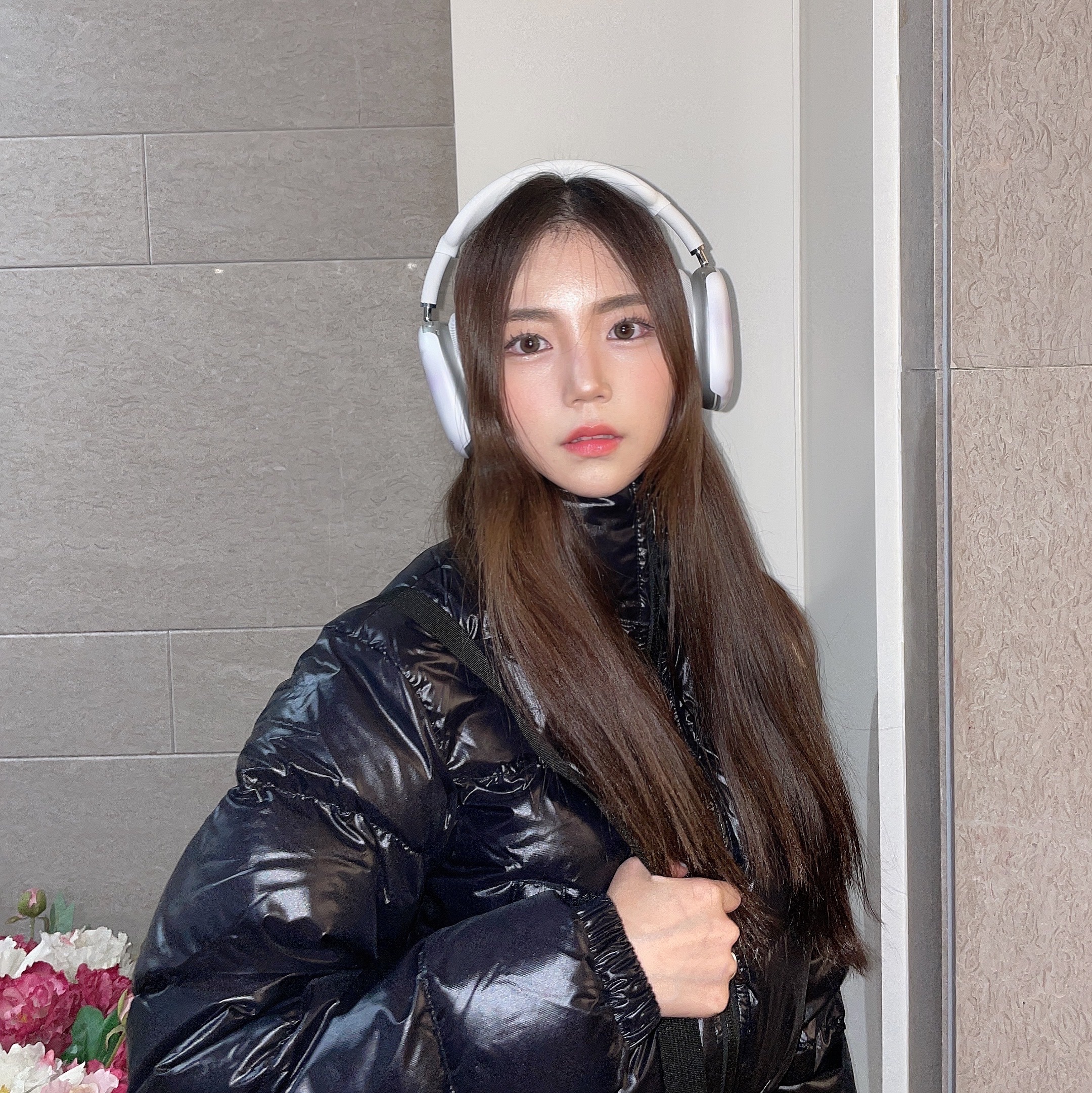 (W) The North Face Nuptse Short Jacket TNF Black, Apple AirPods Max Lightning Silver (Korean Ver.) 착용 스타일 - 3
