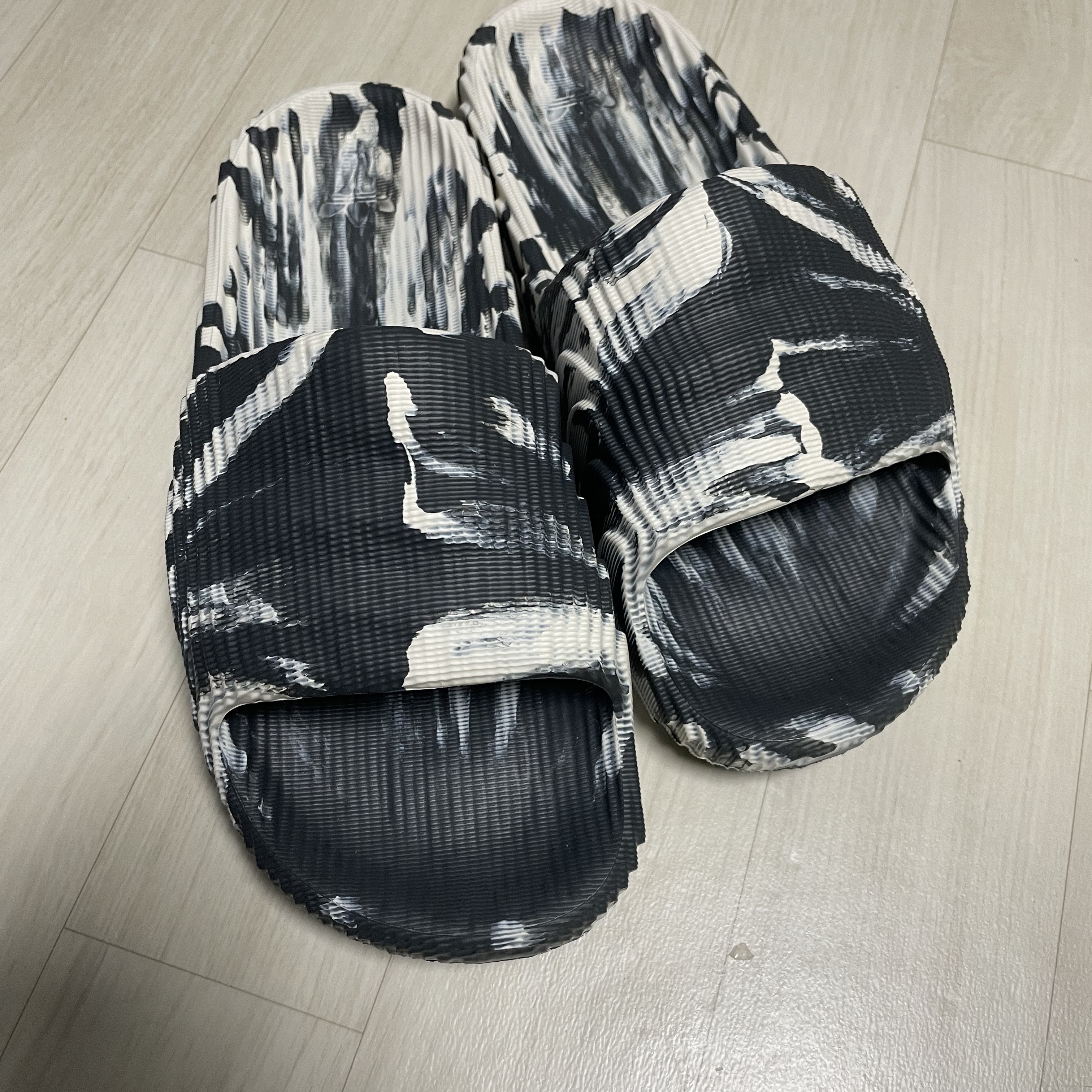 Adidas Adilette 22 Carbon Aluminium 착용 스타일