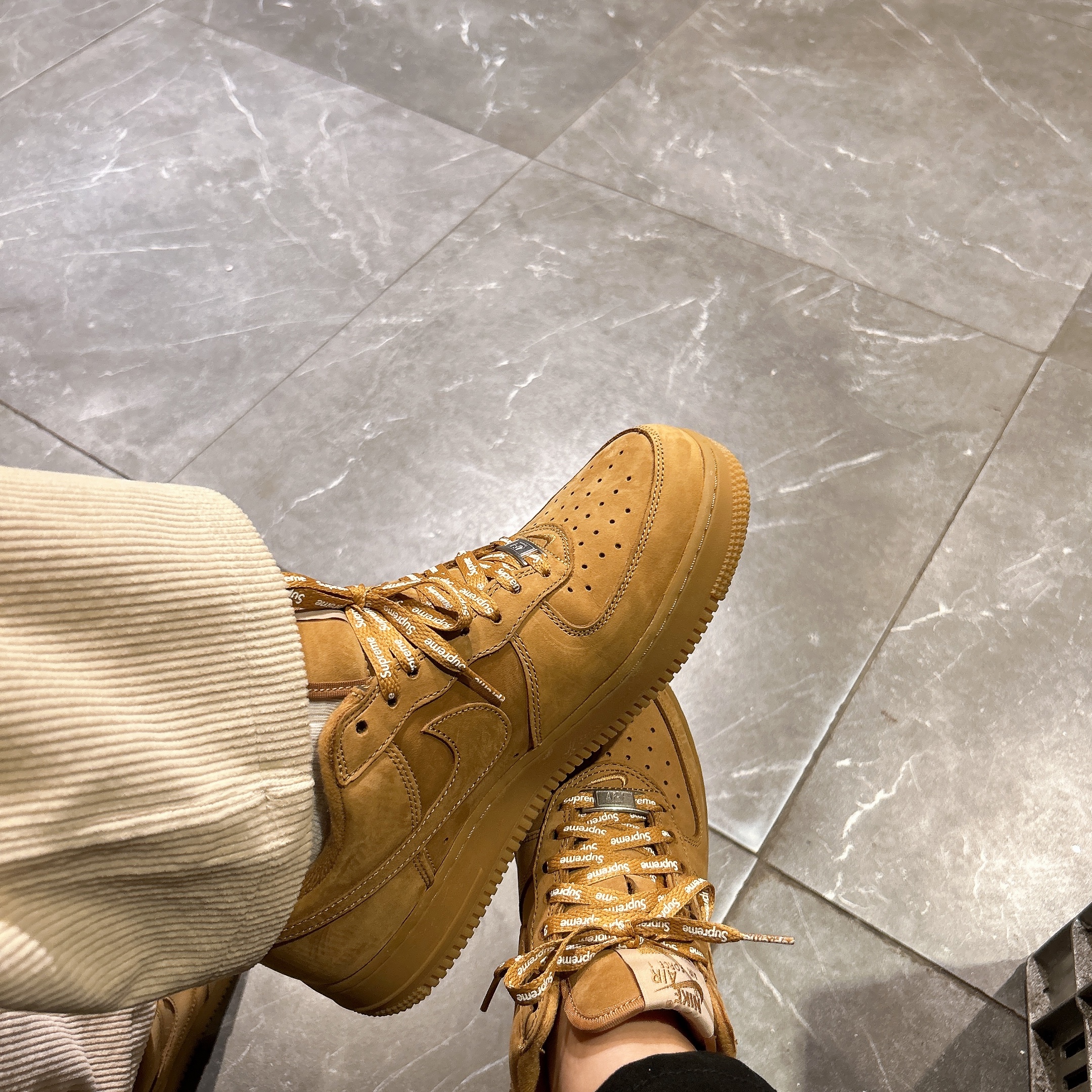 Nike x Supreme Air Force 1 Low Flax 착용 스타일 - 1