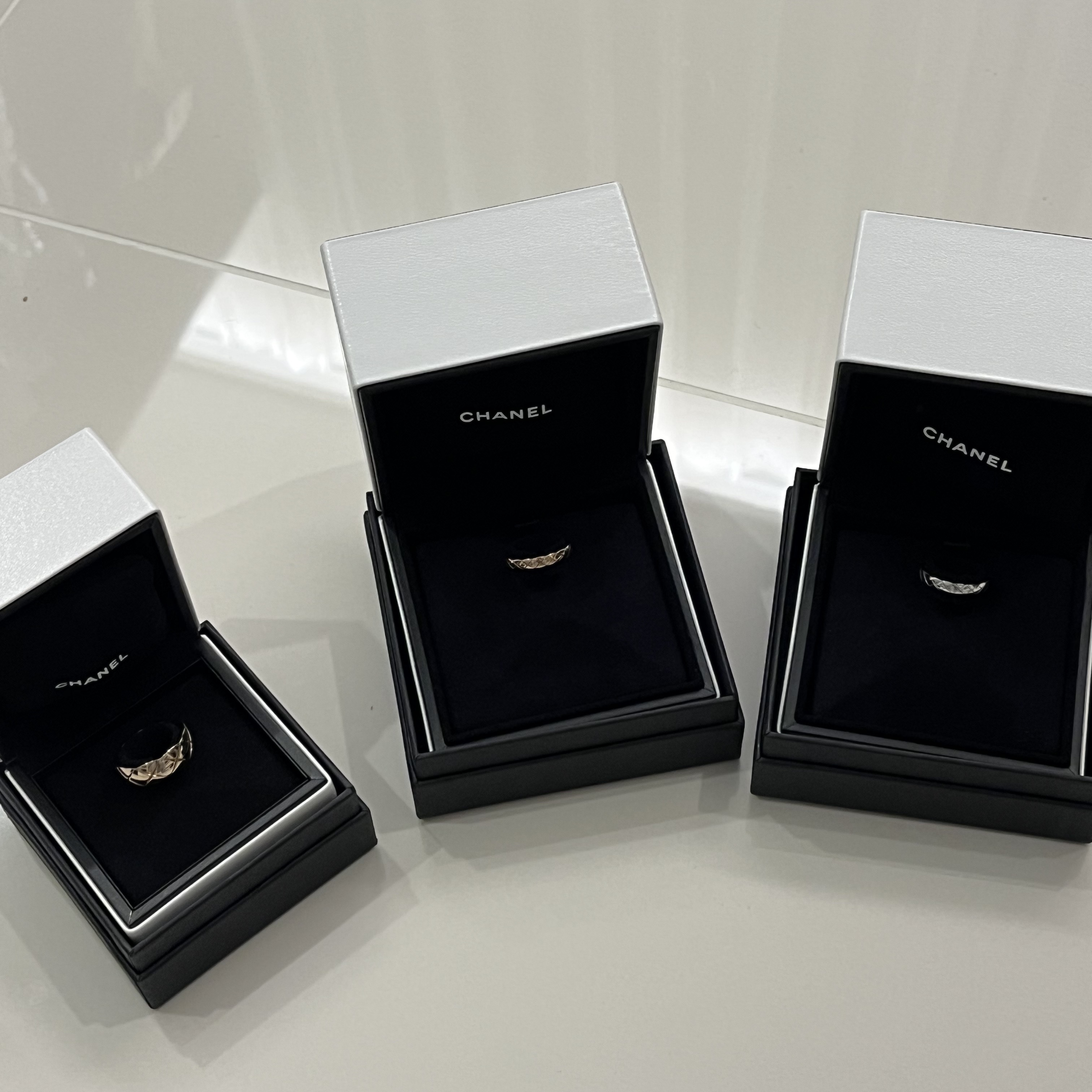 Chanel Coco Crush Ring Quilted Motif Small & 18K Beige Gold, Chanel Coco Crush Ring Quilted Motif Mini & 18K White Gold 착용 스타일 - 1