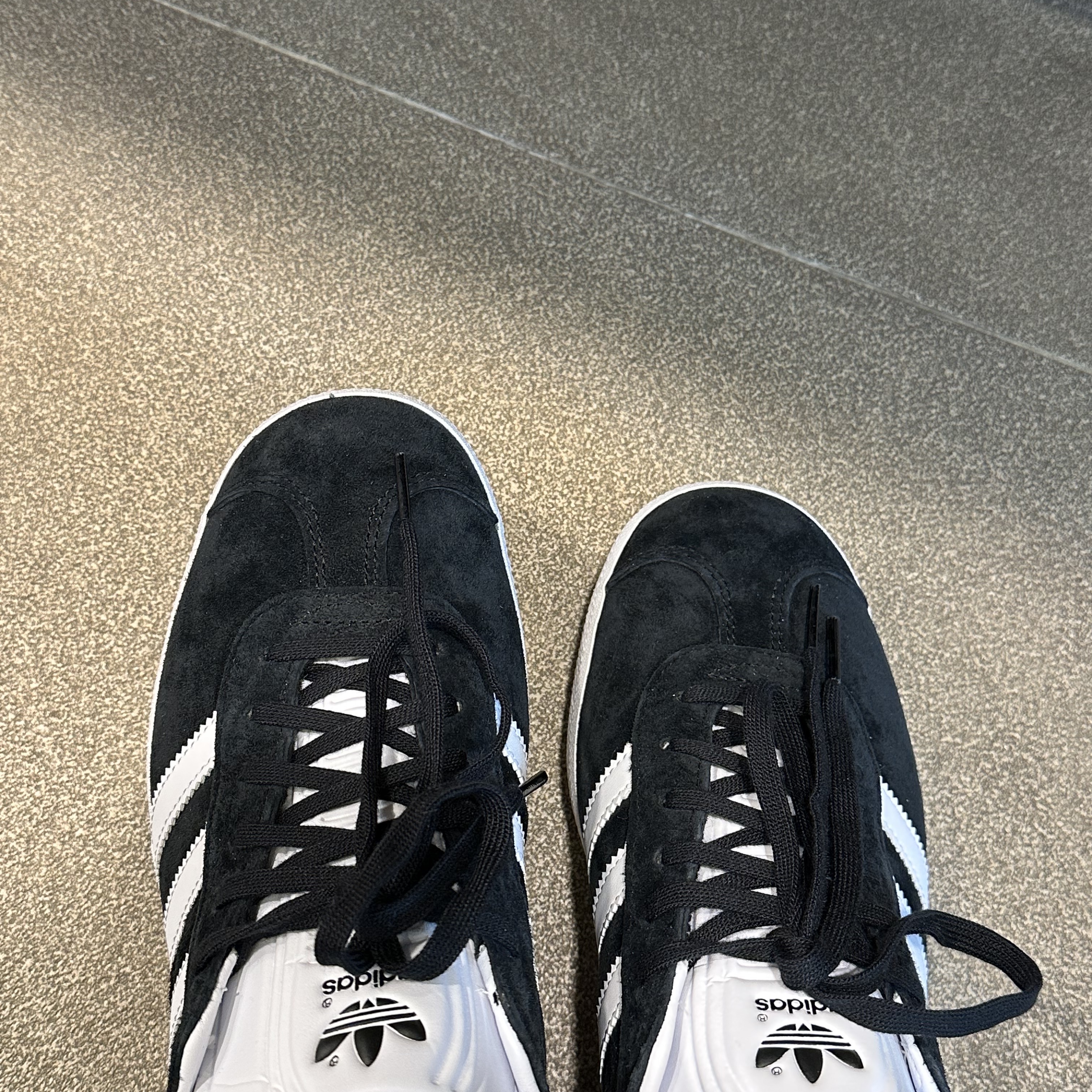Adidas Gazelle Core Black White 착용 스타일