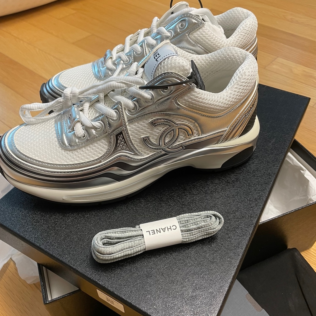 (W) Chanel Sneakers Fabric Laminated & White Silver 착용 스타일
