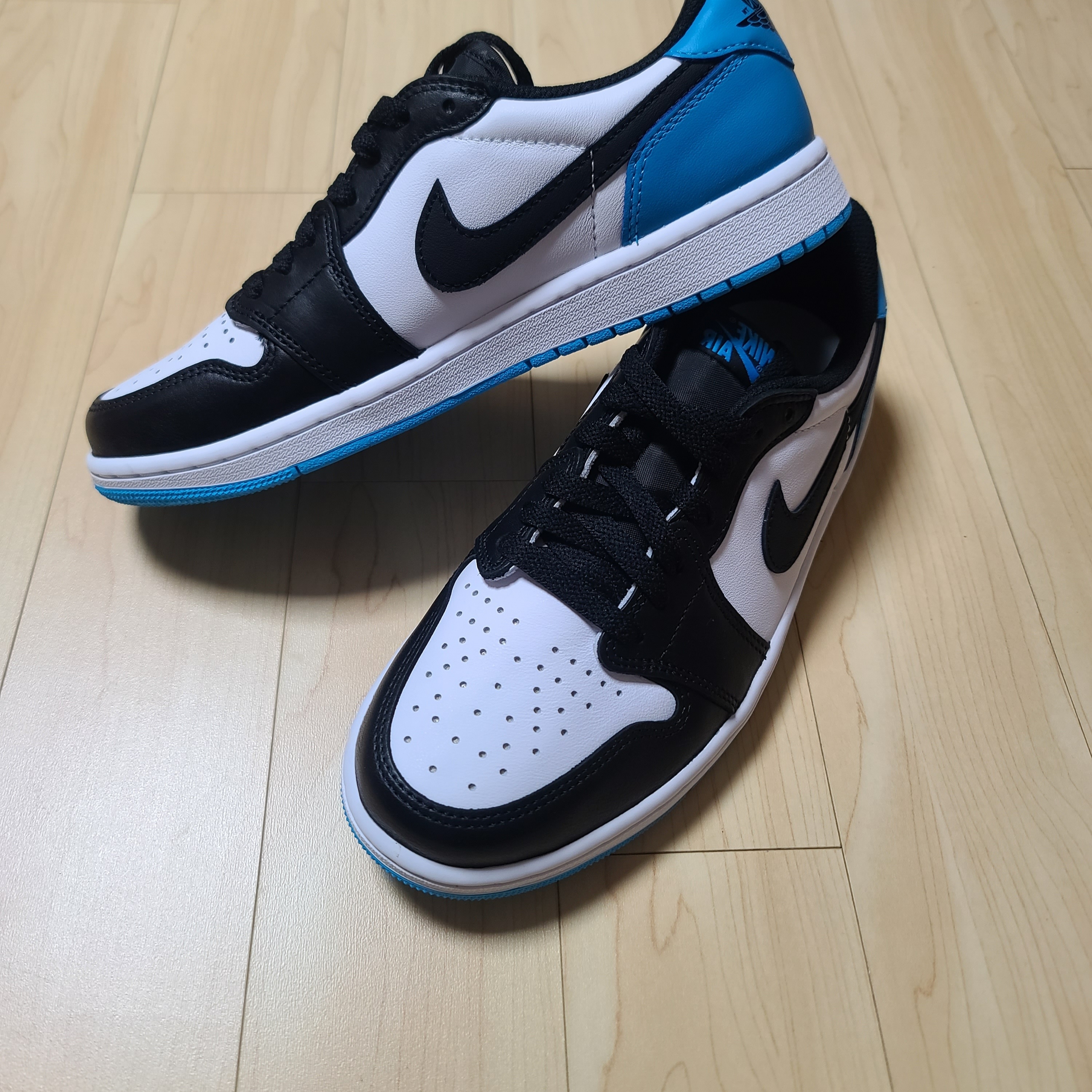 Jordan 1 Retro Low OG Black and Dark Powder Blue 착용 스타일