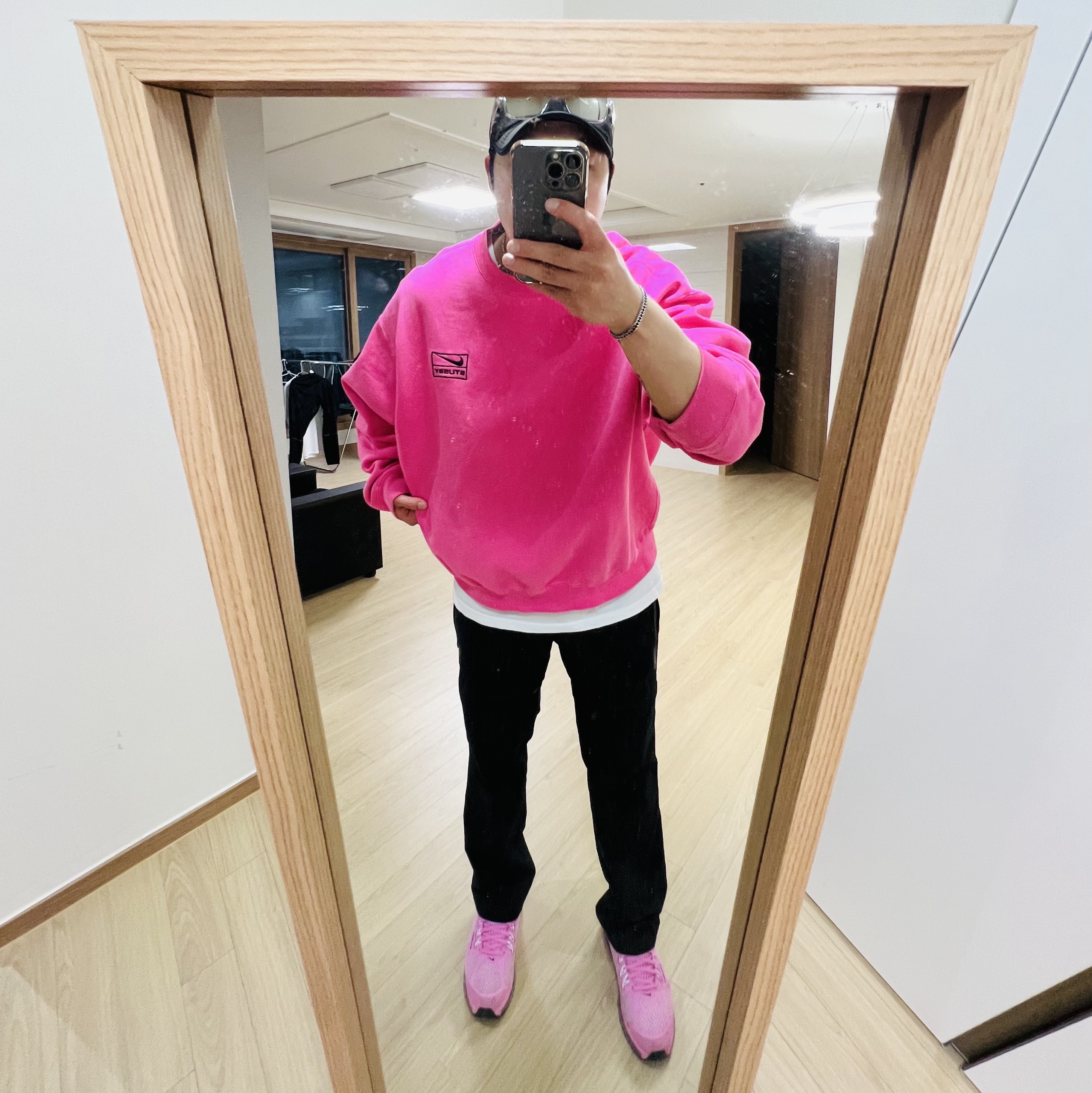 Nike x Stussy Air Max 2013 Psychic Pink, Nike x Stussy NRG Washed Fleece Crewneck Lotus PInk 착용 스타일 - 2