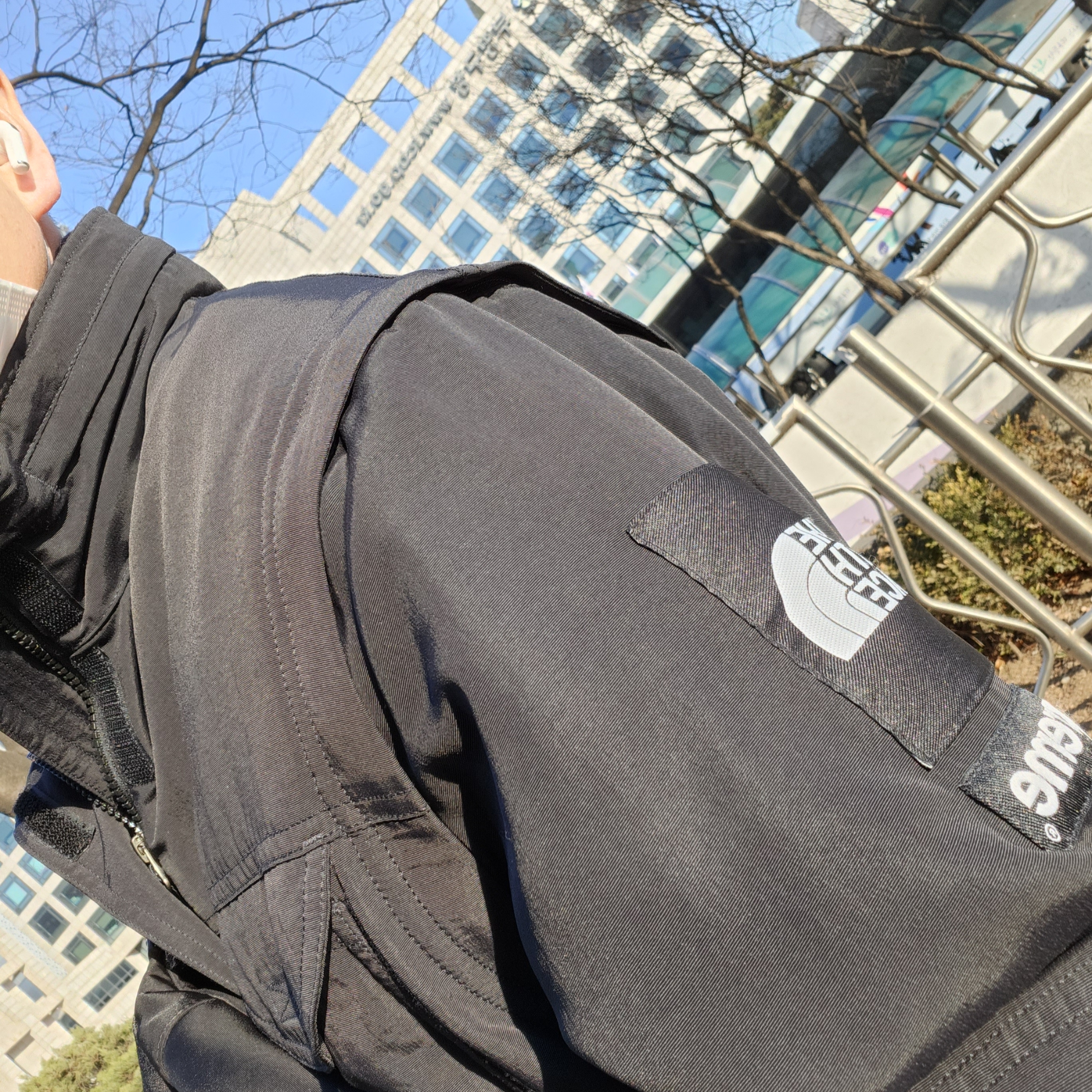 Supreme x The North Face Trekking Convertible Jacket Black - 22SS 착용 스타일