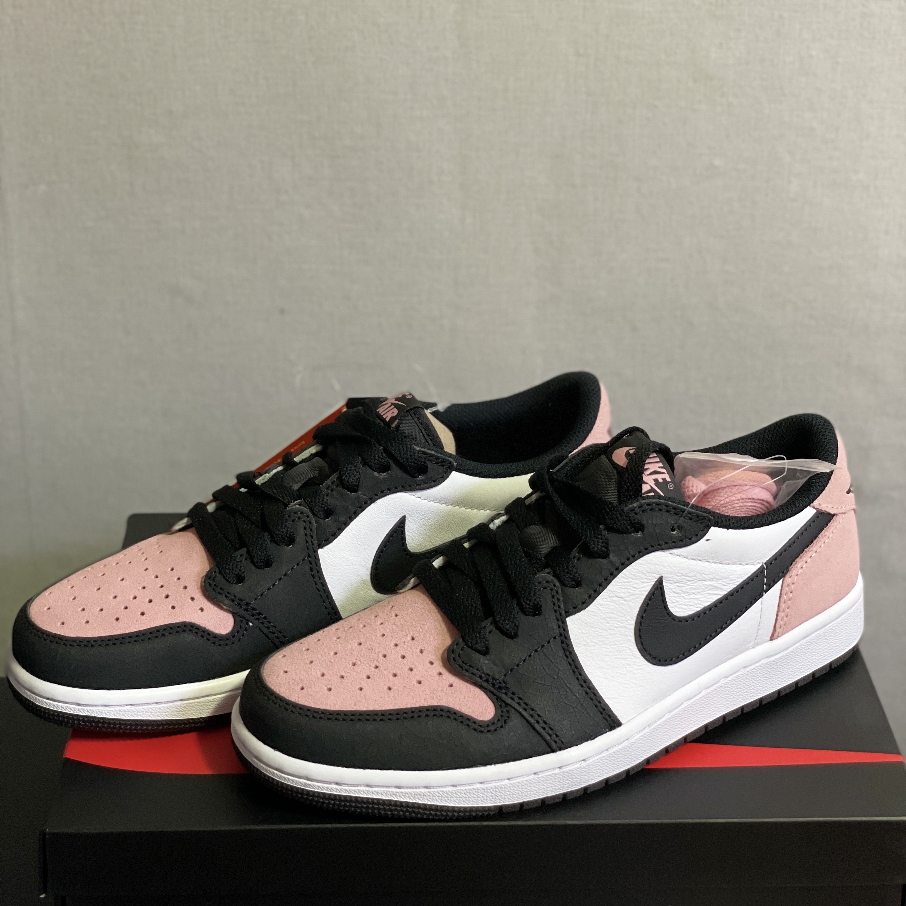 Jordan 1 Retro Low OG Bleached Coral 착용 스타일 - 1