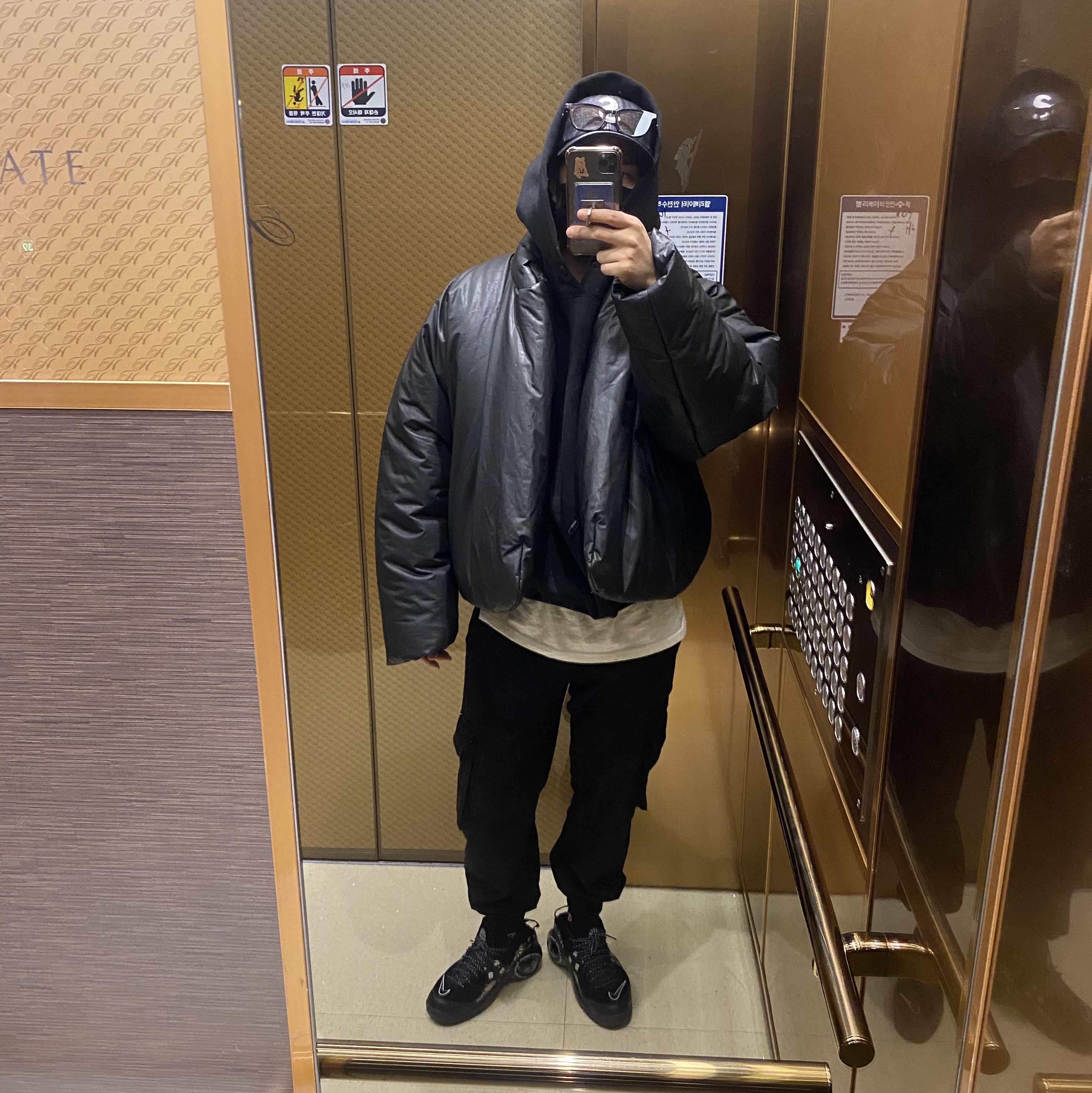 Yeezy Gap Round Jacket Black, Nike x Supreme Air Zoom Flight 95 SP Black 착용 스타일
