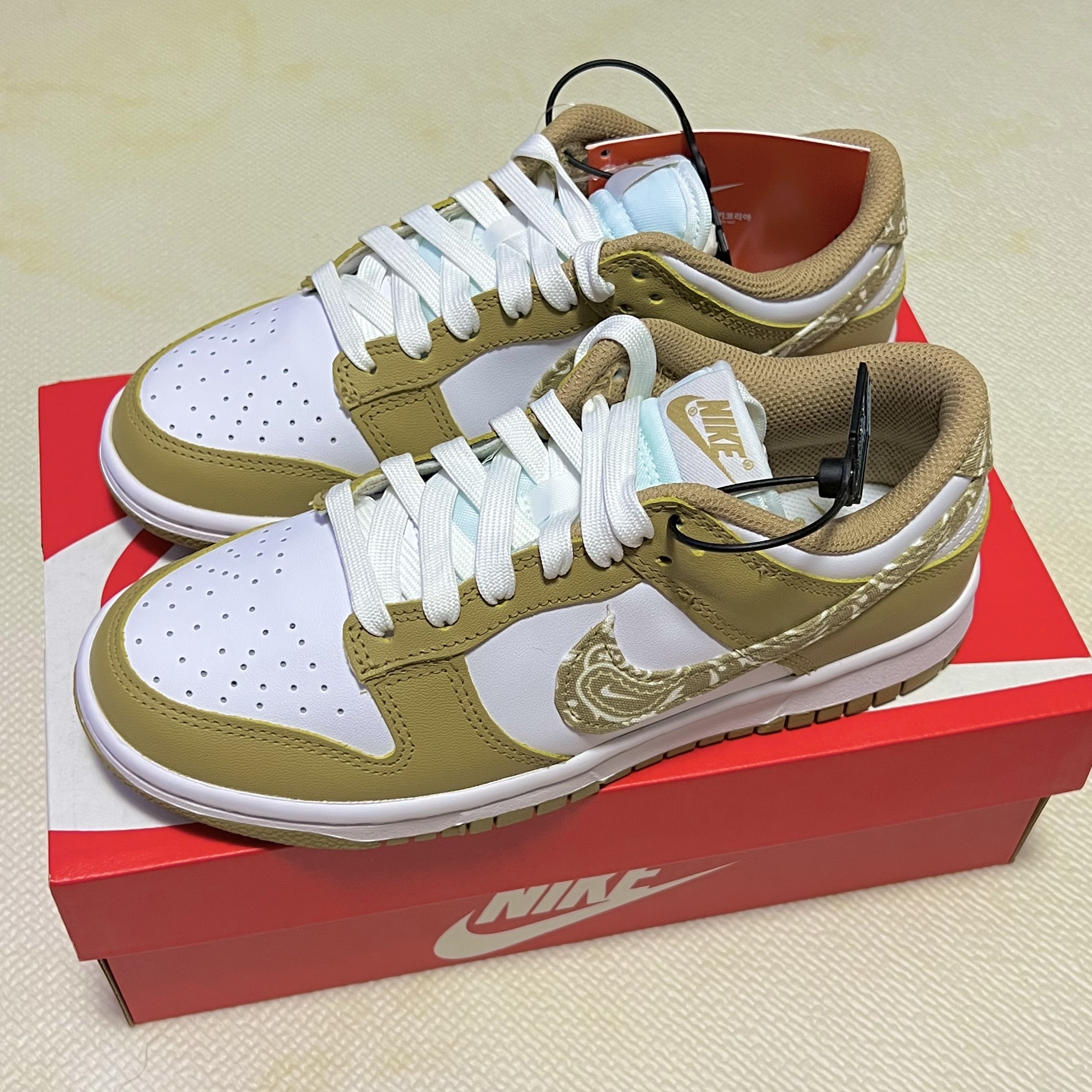 (W) Nike Dunk Low Essential Barley Paisley 착용 스타일 - 1
