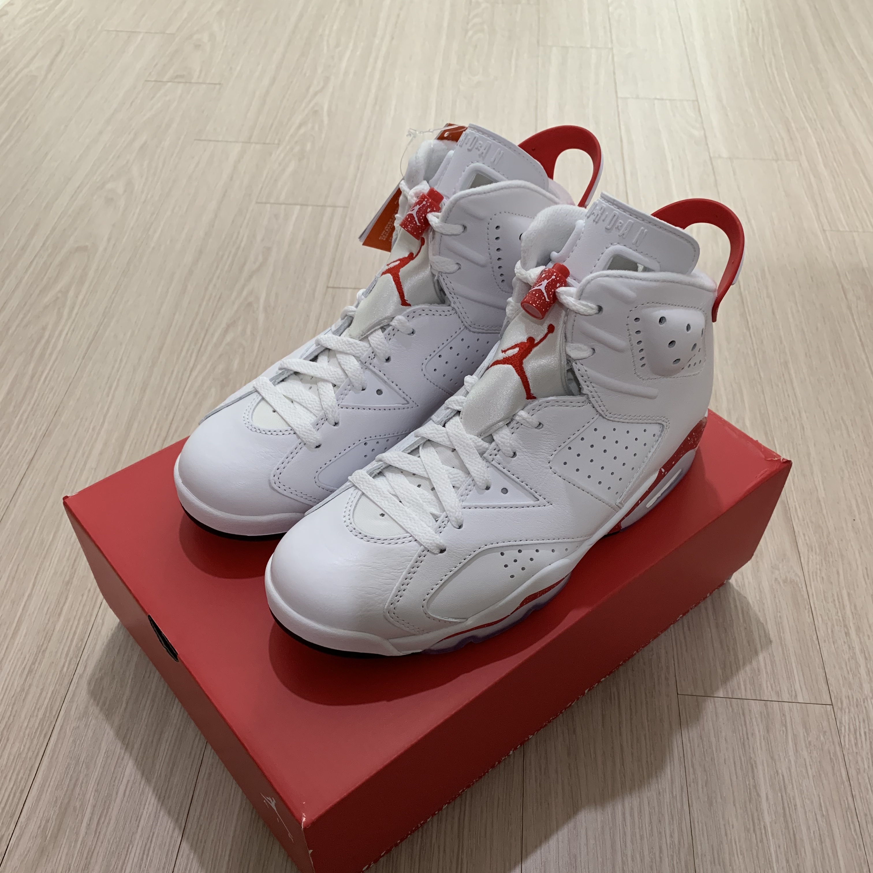 Jordan 6 Retro White and University Red 착용 스타일 - 1