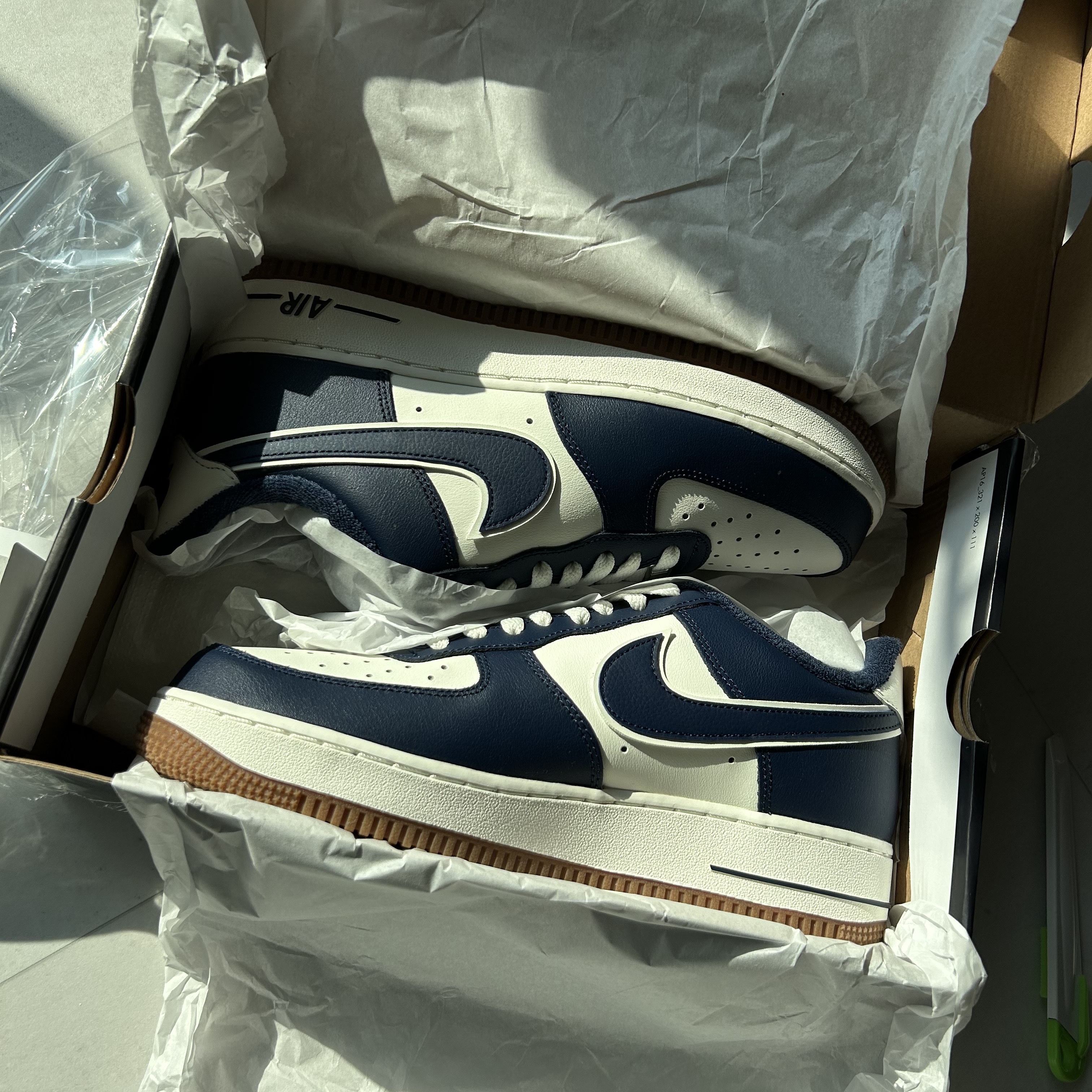 Nike Air Force 1 '07 LV8 Midnight Navy 착용 스타일 - 1