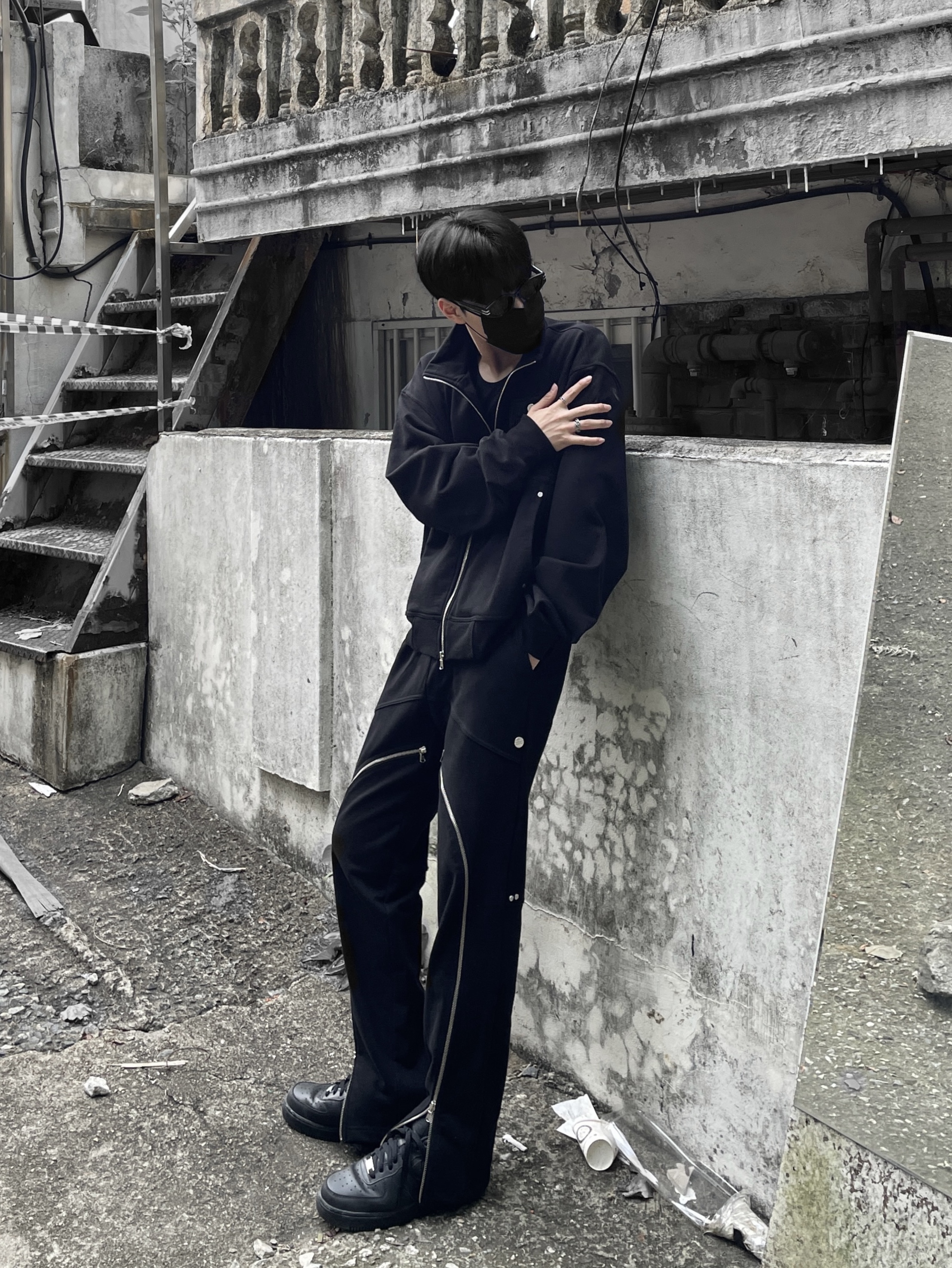 Nike Air Force 1 '07 Low Triple Black 착용 스타일 - 3