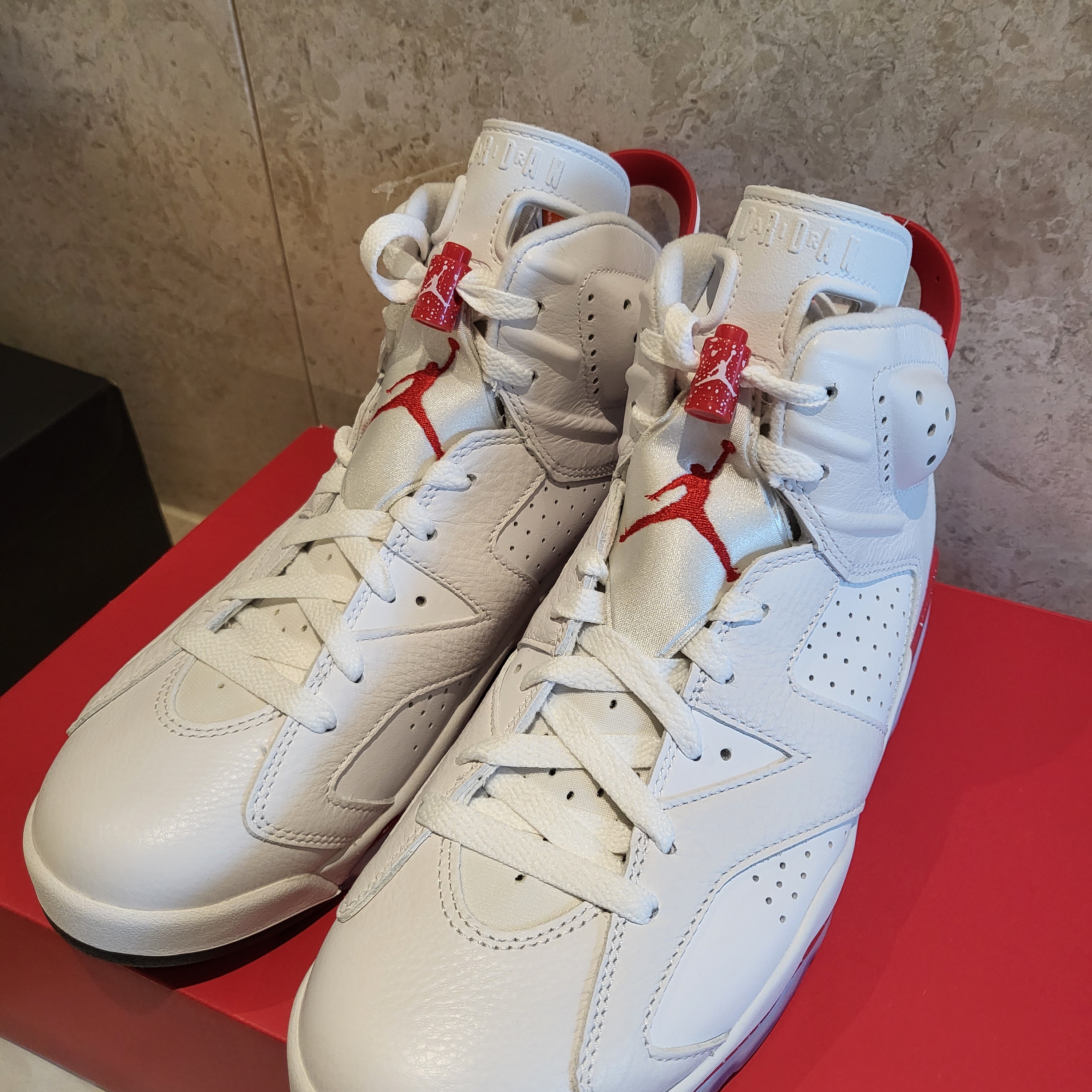 Jordan 6 Retro White and University Red 착용 스타일 - 1