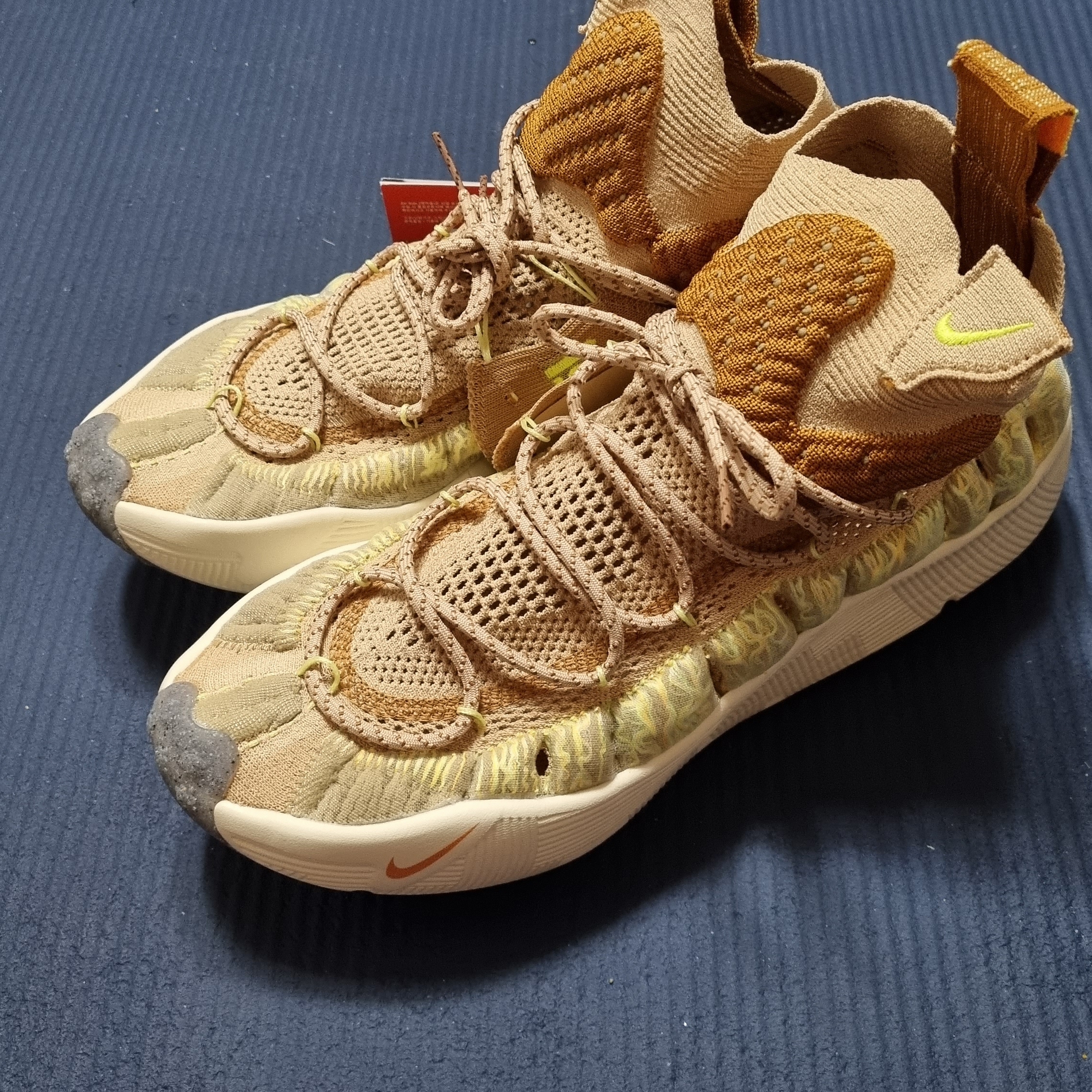 Nike ISPA Sense Flyknit Sesame and Desert Ochre 착용 스타일 - 3