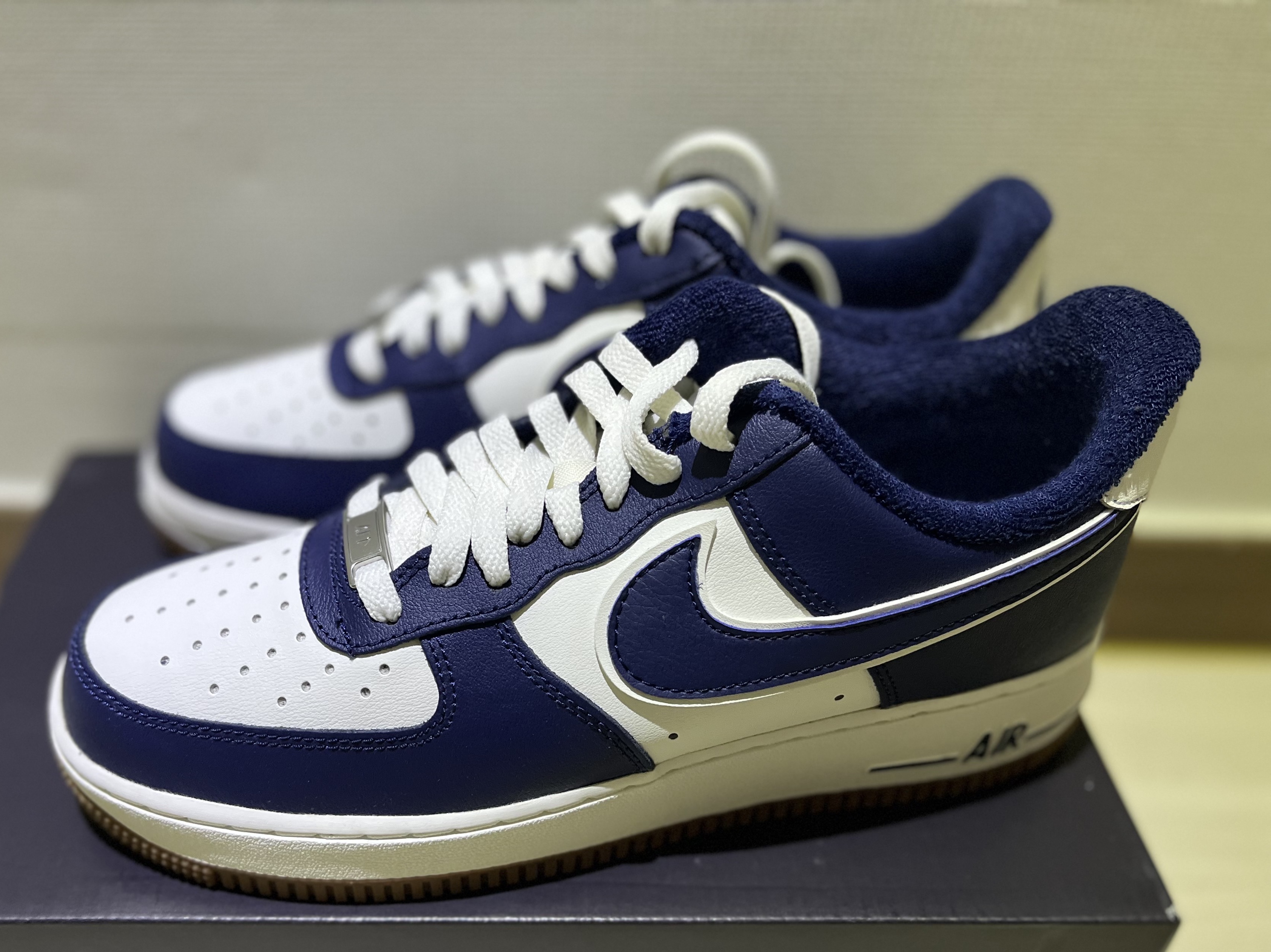 Nike Air Force 1 '07 LV8 Midnight Navy 착용 스타일