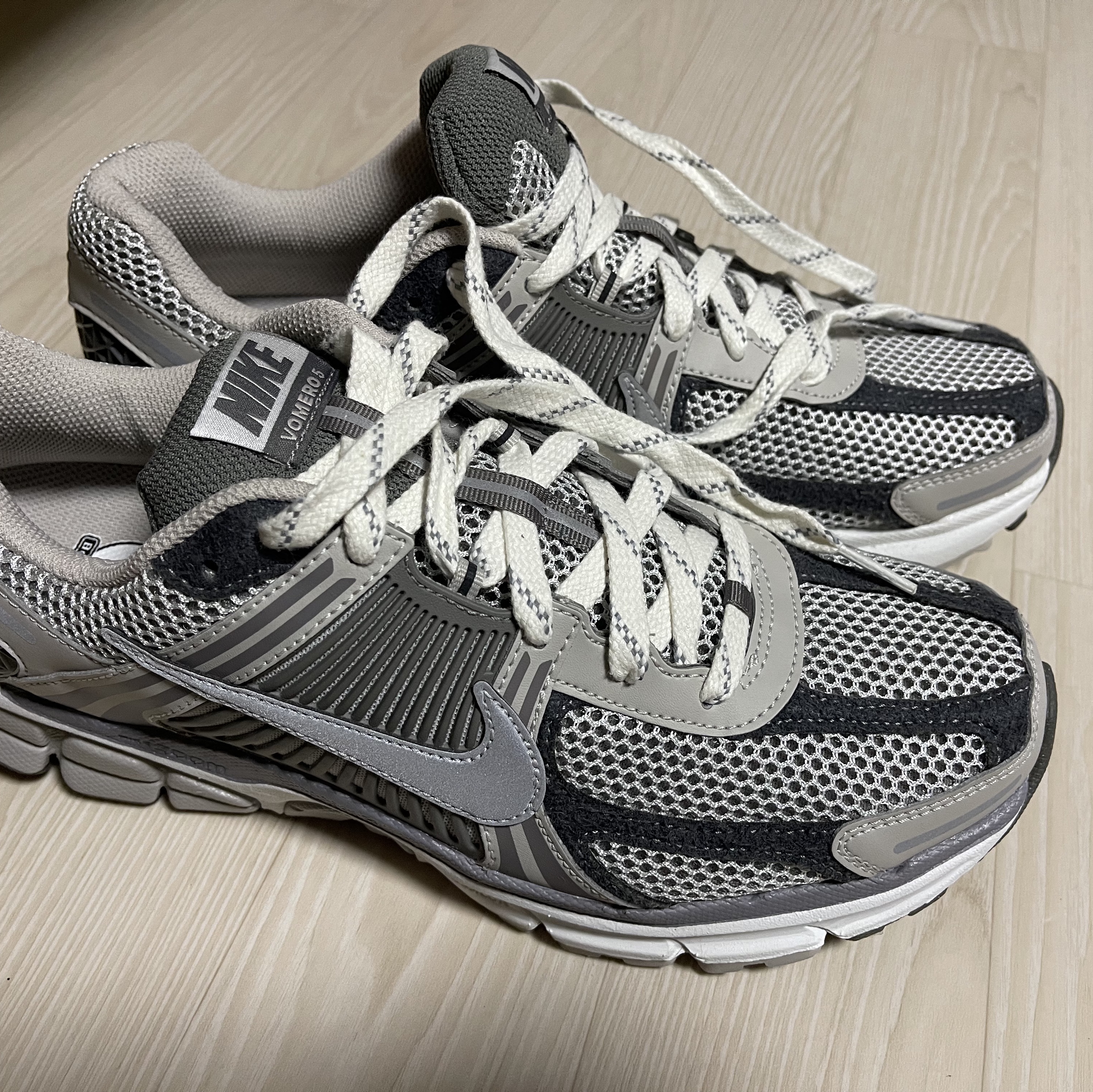 Nike Zoom Vomero 5 PRM Light Iron Ore and Flat Fewter 착용 스타일