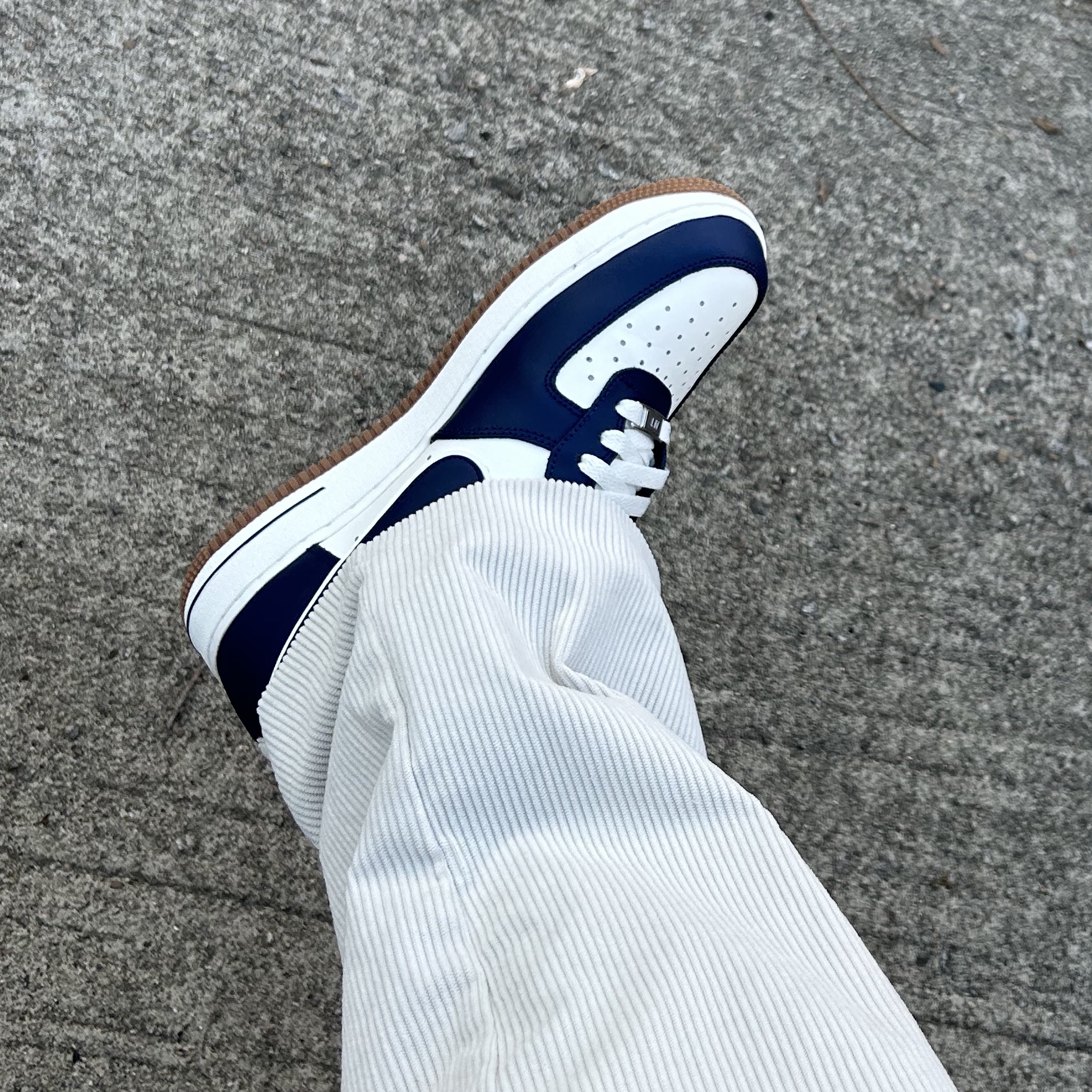 Nike Air Force 1 '07 LV8 Midnight Navy 착용 스타일 - 2