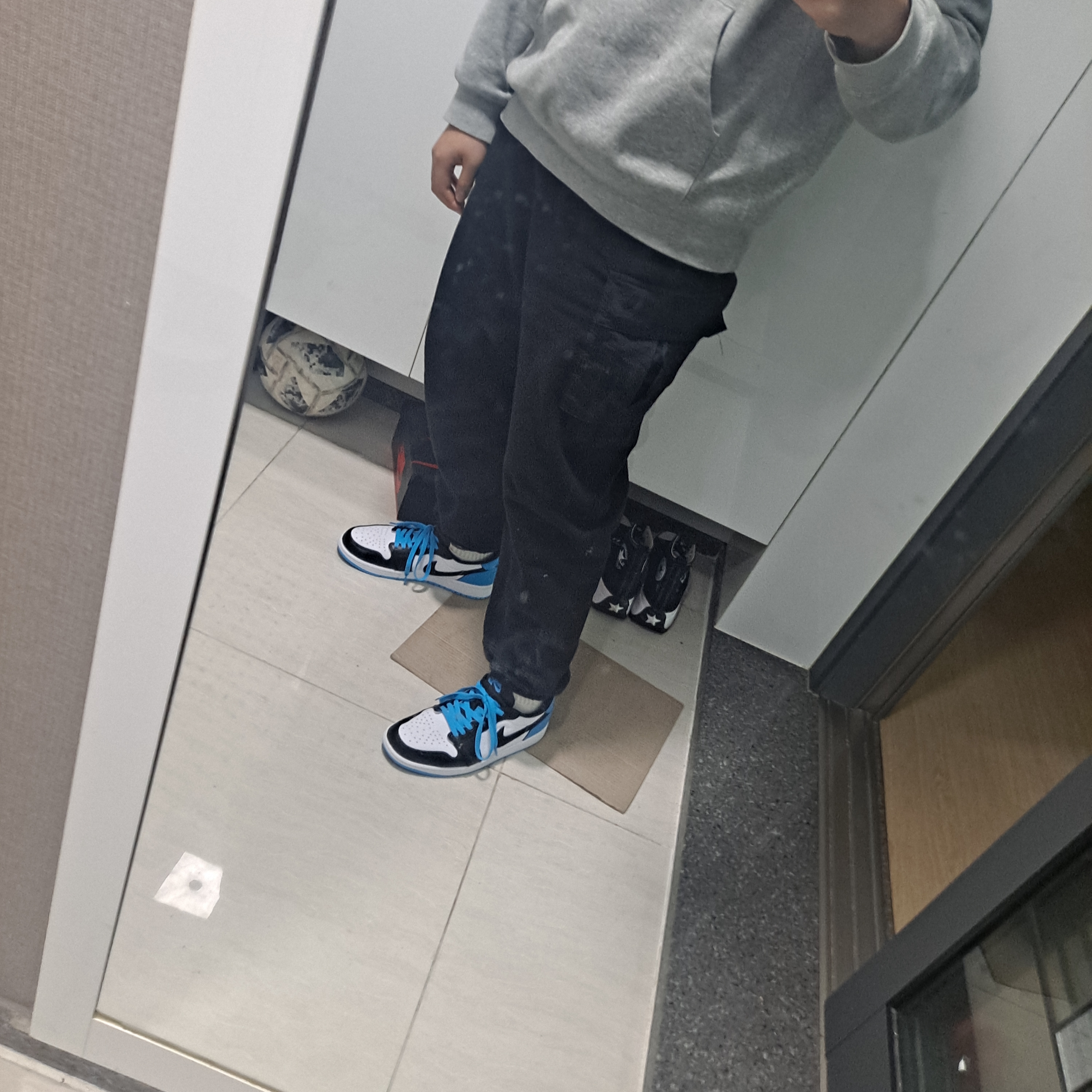 Jordan 1 Retro Low OG Black and Dark Powder Blue, Converse Run Star Hike Hi Black White Gum 착용 스타일 - 1