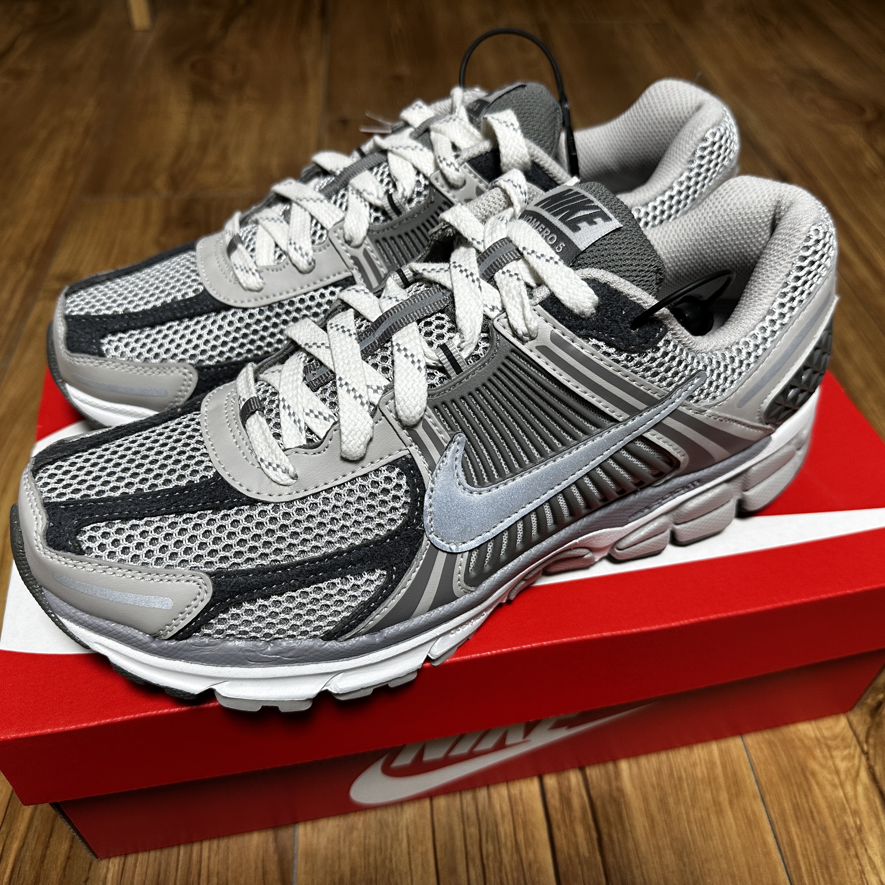 Nike Zoom Vomero 5 PRM Light Iron Ore and Flat Fewter 착용 스타일 - 1