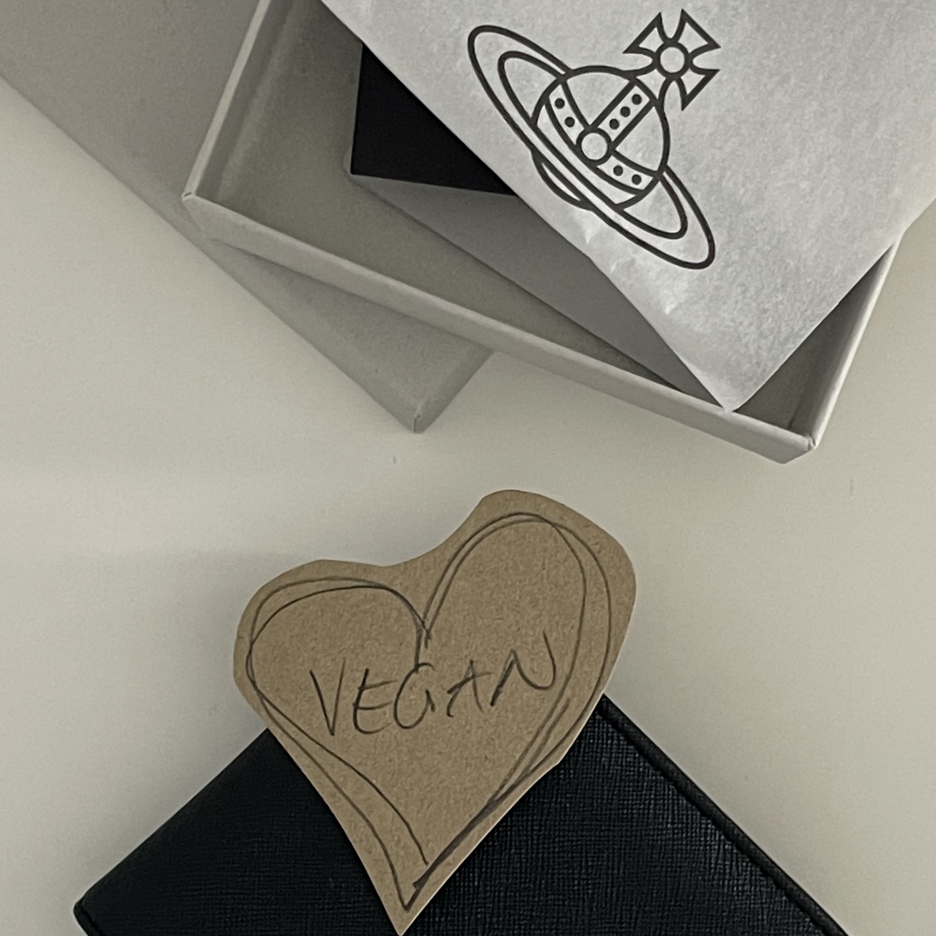 Vivienne Westwood Derby Bill Fold Wallet with Coin Pocket Black 착용 스타일 - 2