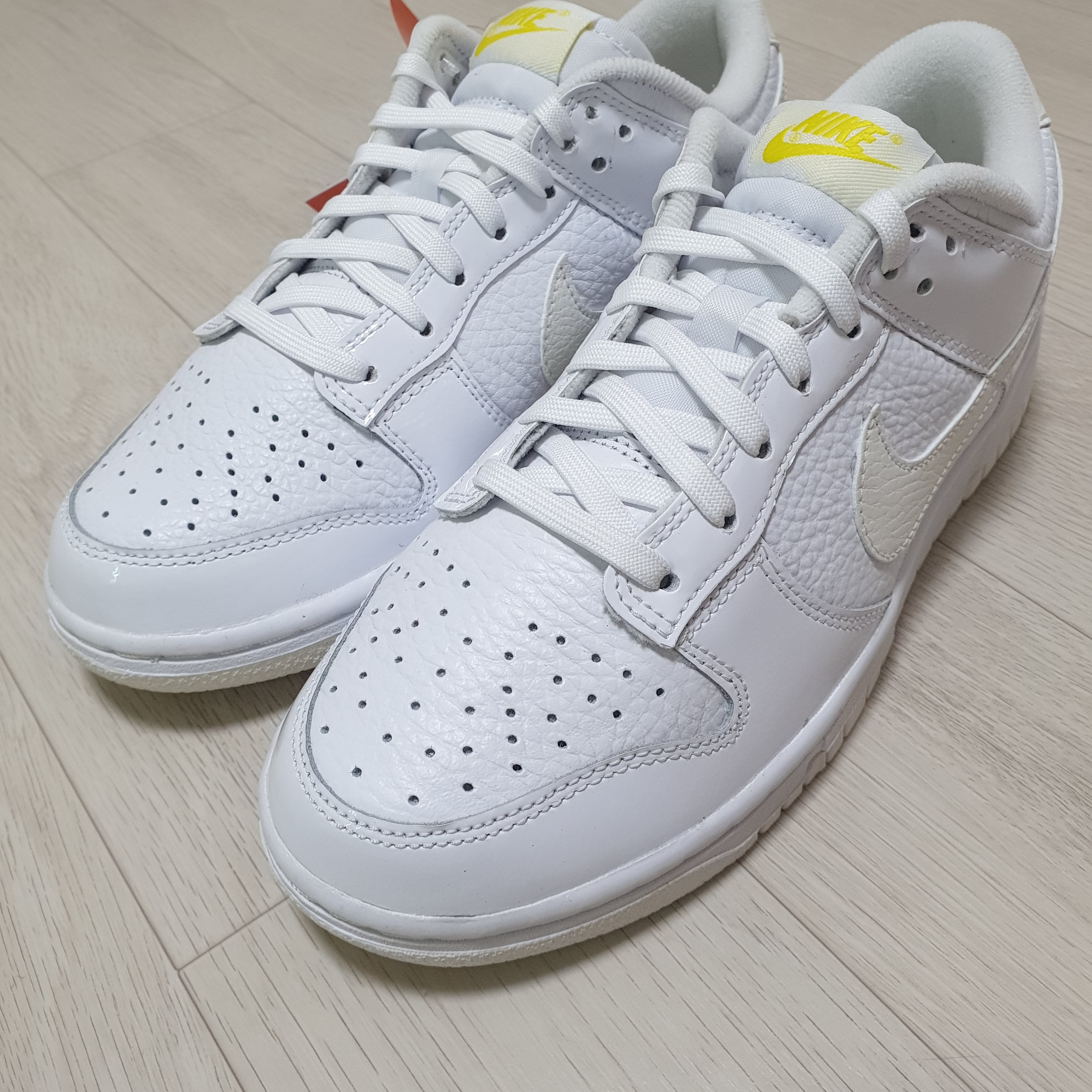 (W) Nike Dunk Low Valentine's Day White Optic Yellow 착용 스타일 - 1