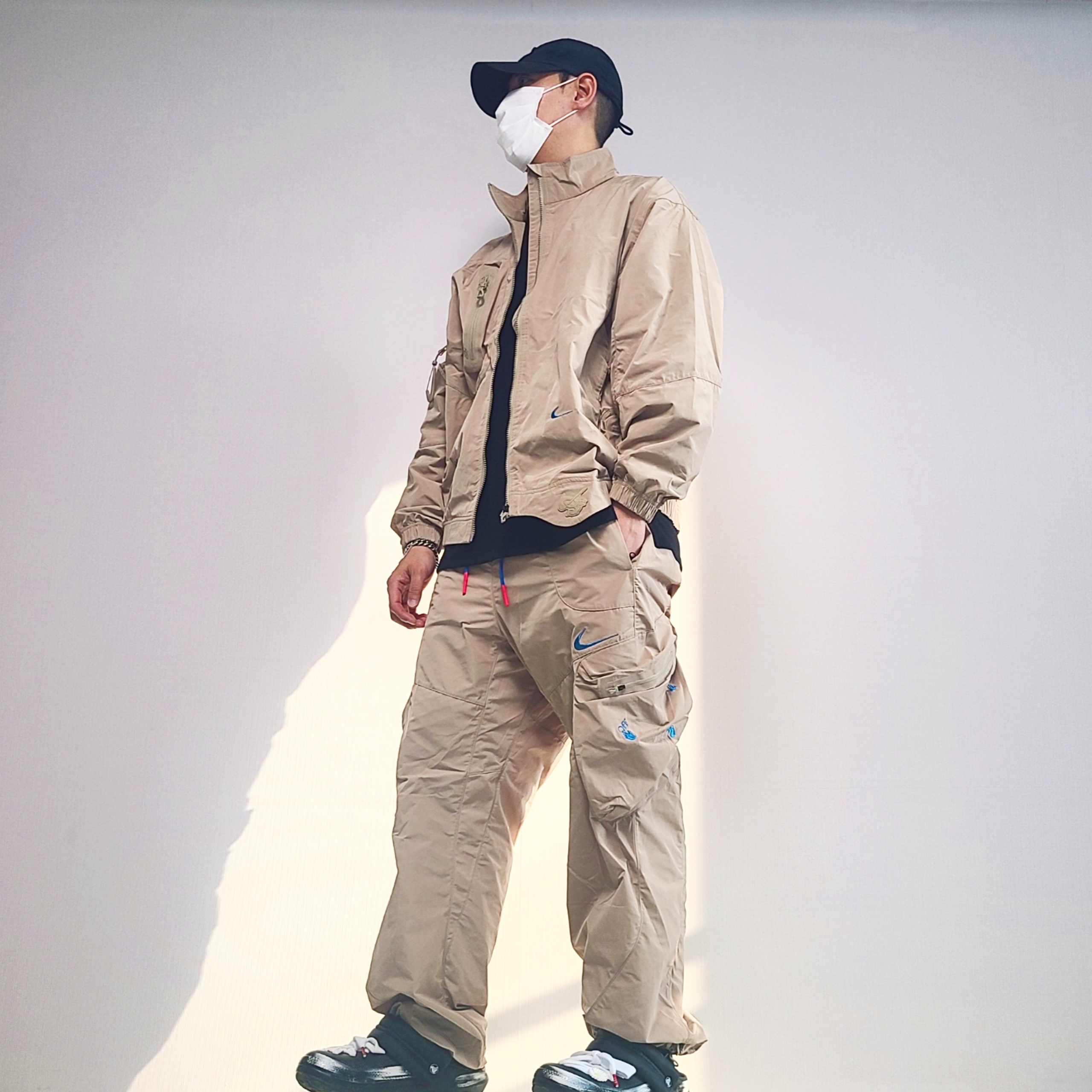 Nike x Off-White NRG Track Suit Khaki - Asia, Stone Island 99576 Nylon Metal 6-Panel Cap Black 착용 스타일