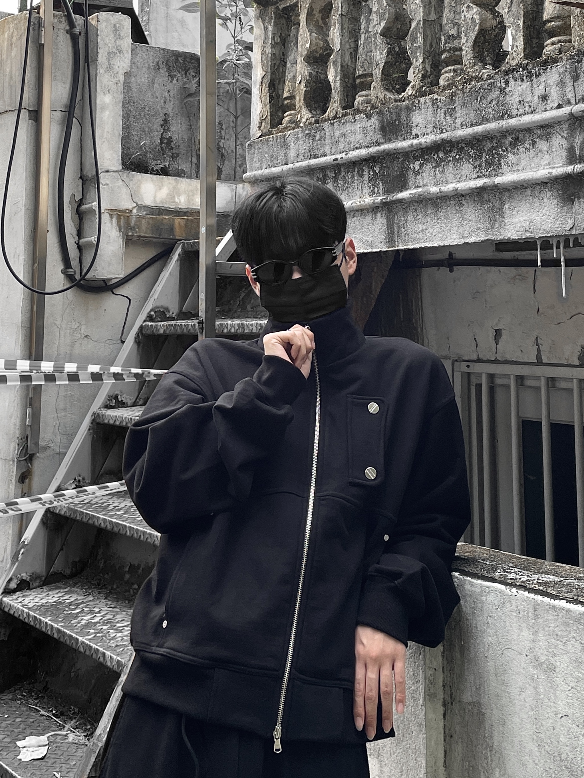 Nike Air Force 1 '07 Low Triple Black 착용 스타일 - 2