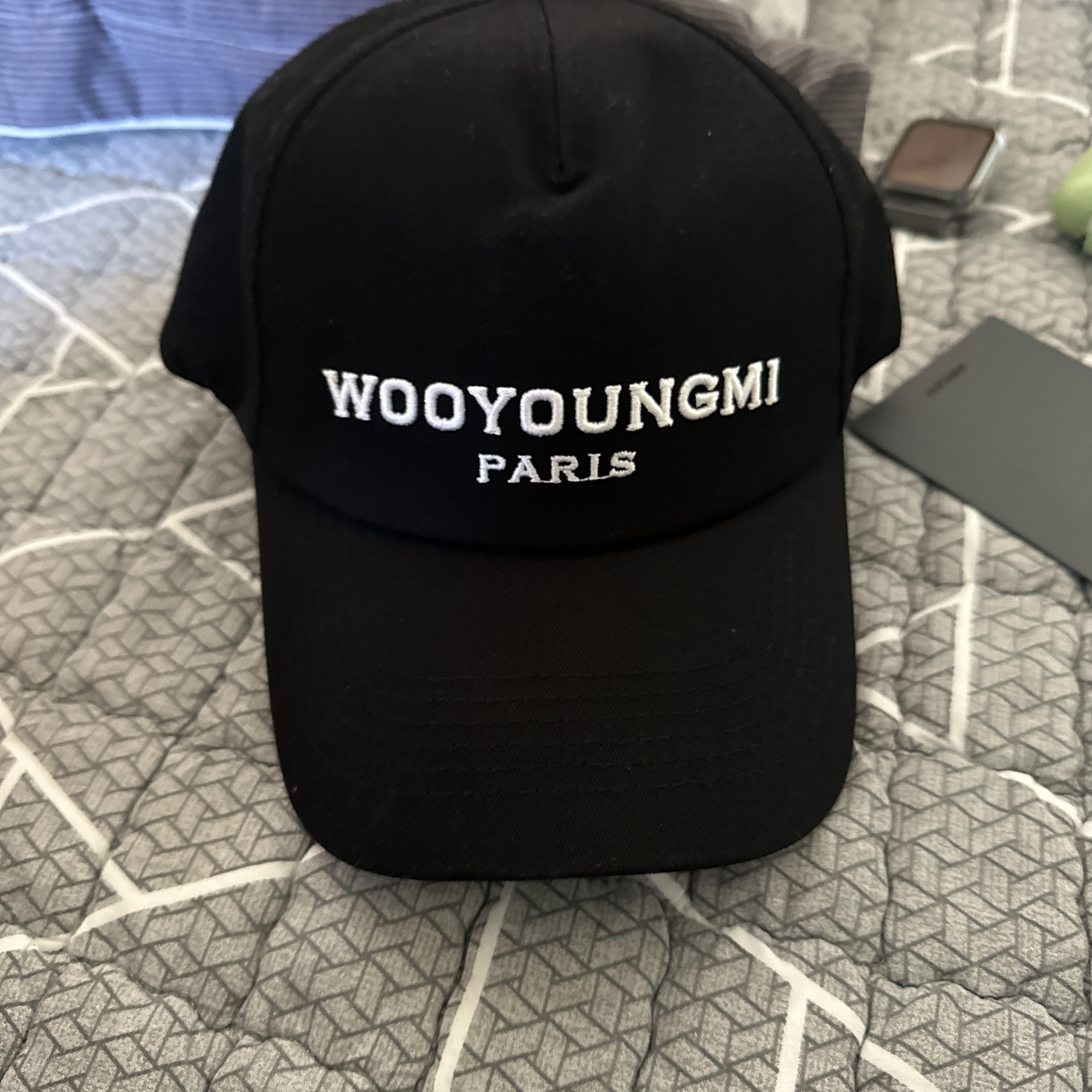 Wooyoungmi White Embroidered Logo Ball Cap Black 착용 스타일