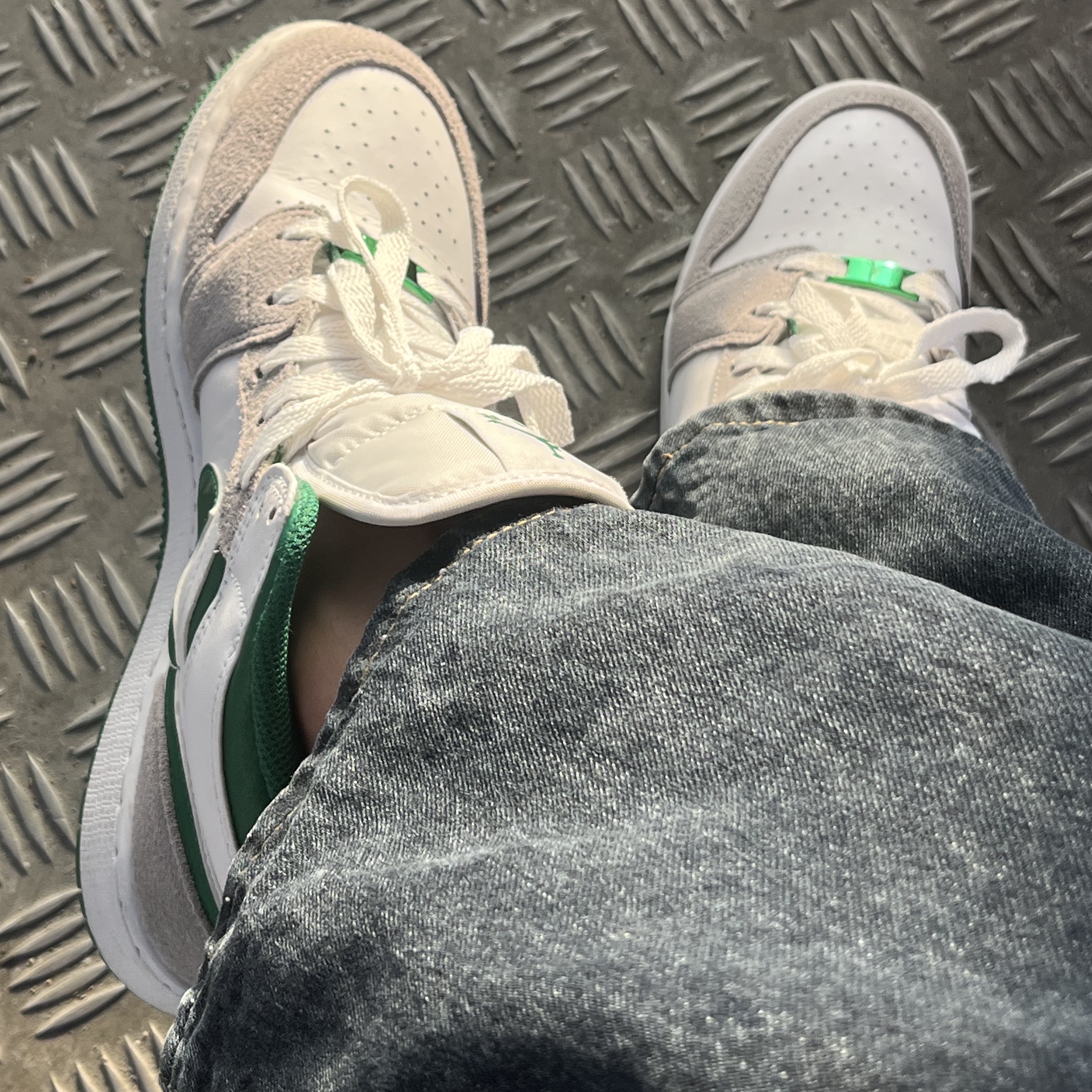 Jordan 1 Mid SE Pine Green Light Smoke Grey 착용 스타일 - 1